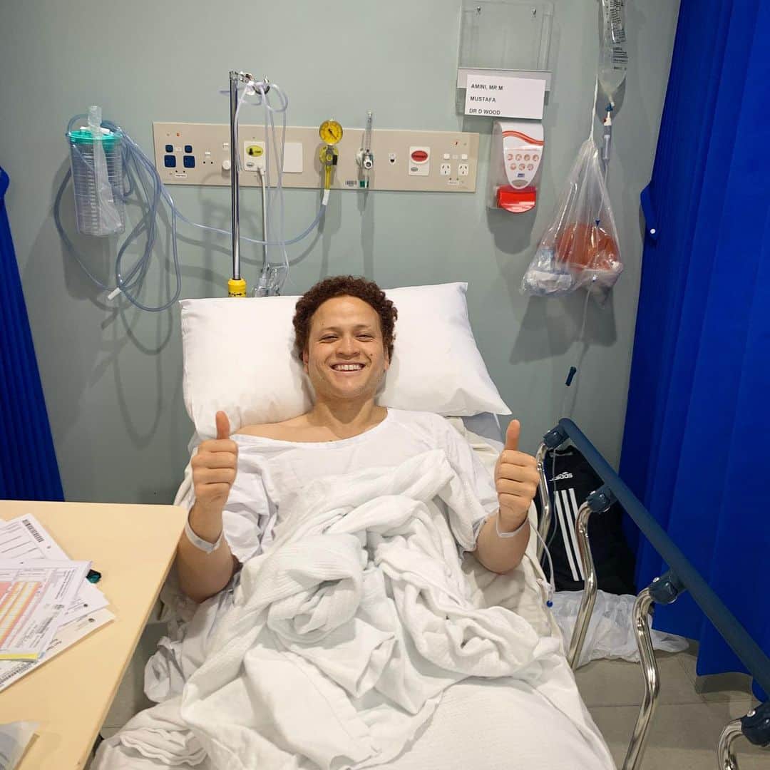 のインスタグラム：「High on morphine came out smiling ... Rehab starts now to get back to playing the game I love 😀⚽️❤️👍 #rehab #surgery #football」