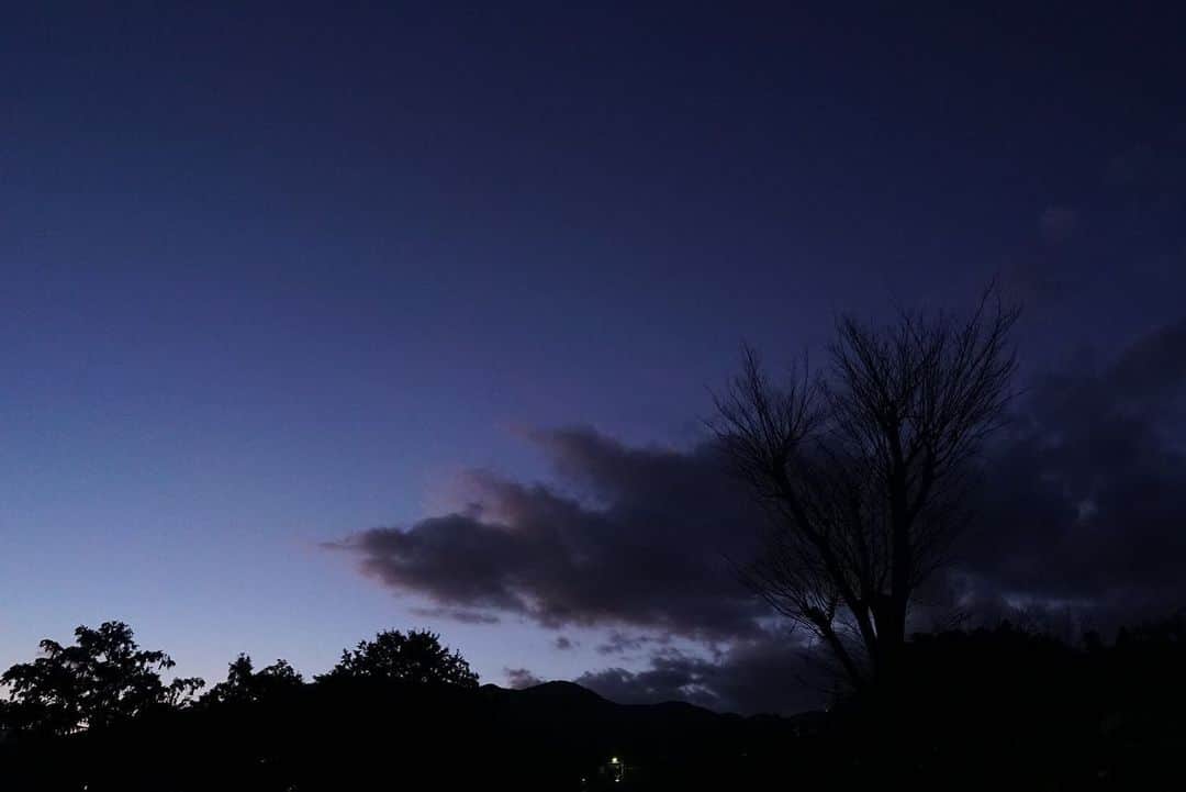 池内万作のインスタグラム：「暮れていきますな。 あーのんびりした。 おつかれさんでした〜♪ #空でした」