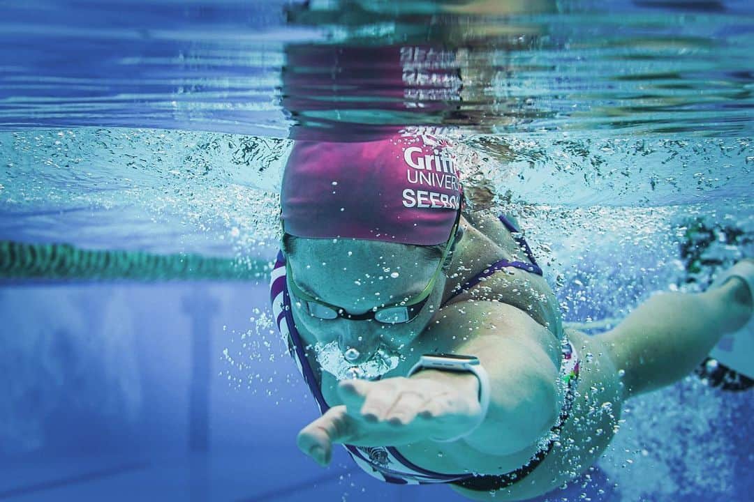 エミリー・シーボームのインスタグラム：「Just keep swimming  #swimming #athlete #water #training #goldcoast #underwater」