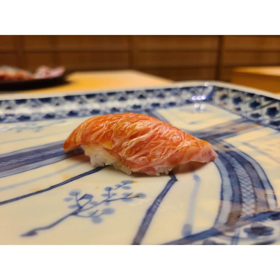 未來歩のインスタグラム：「先日は去年予約した、原正さんへ🍣  シンプルで好きなお鮨屋さんの１つ☺️　  少し場所が離れてるから、不便だけど。  それでも予約が取れない。。  お吸い物なんて、美味しすぎて寸胴で持って帰りたい。  赤貝も美しかった✨  普段日本酒飲まないけど、この日は美味しく頂きました🤣  #原正#マグロ #鮨 #グルメ好きな人と繋がりたい #ミシュラン#sushi  #日本料理 #食べログ #お吸い物 #予約困難店 #食べログ高評価」
