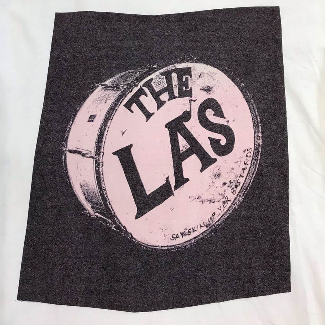 ジャムルさんのインスタグラム写真 - (ジャムルInstagram)「1990's～ The La's ロンT　RAWタグ　¥54000+tax .  1986年にイギリス、リヴァプールで結成されたバンド、The La's。 1990年にリリースした「The La's」が唯一のオリジナル・アルバムとなります。  活動期間が圧倒的に短いラーズのTシャツは大変希少で、 しかもこちらはRAWのタグが付くオフィシャルのプロモ用Tシャツ。 ツアーTよりも遥かにレアで、ラーズの象徴とも言えるバスドラのグラフィックが最高にカッコ良い1枚です。 .  WEB SHOPに入荷しております。 是非ご覧ください。 jammru.com  #お問い合わせはお電話で承ります #jammru#jammru_tee#vintagetshirt #vintagetee#bandtee#las#thelas #osaka  #fashion  #streetstyle  #streetfashion  #vtg  #vintage  #used  #usedclothing  #古着 #古着屋 #ファッション #70s #80s #90s #ご来店の際はマスクの着用をお願い致します」1月19日 17時54分 - jammru