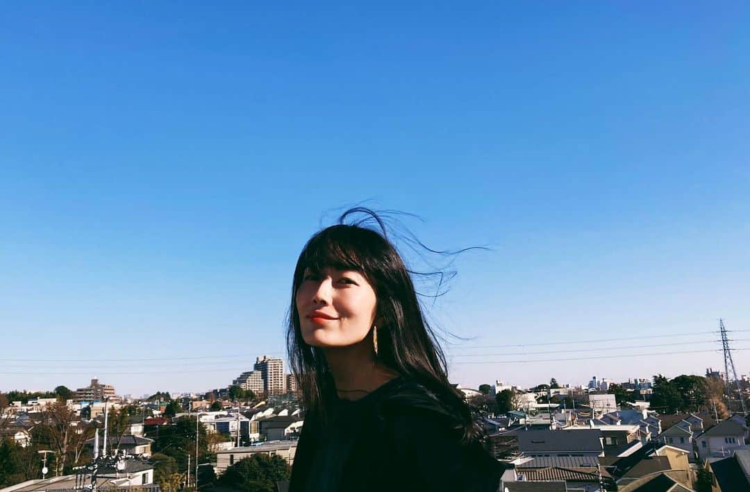 松田珠希さんのインスタグラム写真 - (松田珠希Instagram)「青空が綺麗な屋上にて。 イメチェンって気分が良いのね。 #青空　#屋上」1月19日 17時55分 - tamakimatsuda11
