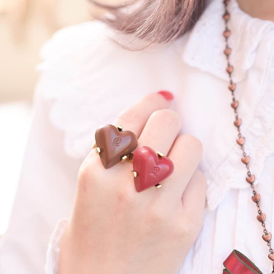キューポットさんのインスタグラム写真 - (キューポットInstagram)「＊＊＊  【BACK IN STOCK】 Sweet & Lovely Valentine season items are back in stock♥  Amour chocolat will melt your heart❤️🍫  #qpot #qpotjapan #キューポット #backinstock #qpotnecklace #qpotring #qpotrings #strawberry #valentine #chocolat #chocolate #valentines #valentinegift #valentinegifts #valentinegiftideas #red #heart #hearts」1月19日 18時07分 - press_qpot_international