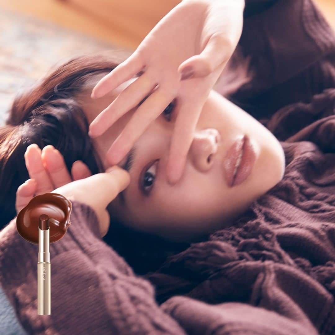 OPERA公式のインスタグラム：「全国のバラエティショップ　1/21(木)より発売💄 シアーリップカラー 104 カカオキス（限定色）  深みのカカオに、ほのかな赤をしのばせた、ビタースイートなチョコレートブラウン。 くちびるから目が離せない、ロマンティックで、意思のある、恋の色。  販売店はプロフィールTOPのリンクからcheck👇 @opera_cosmetics  #オペラブラウンリップ #オペラリップティント #オペラシアーリップカラー #LIPTINT #SHEERLIPCOLOR #リップティント #ティントリップ #リップグロス #operacosmetics」