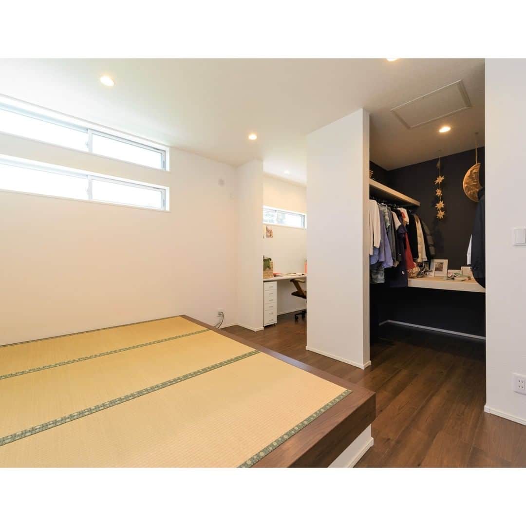 タマホーム株式会社さんのインスタグラム写真 - (タマホーム株式会社Instagram)「~お客さまのおうち~ 人気の小上がり畳スペースを備えた寝室。 使い勝手の良いウォークインクローゼットや書斎もある快適空間。 ‐ ‐ ‐ 予約来場でQUOカード4000円分を進呈／ タマホームの良質低価格住宅をご体感ください。 ‐ 間取りや資金計画、土地購入や建替計画など家づくりの事なら、何でも無料でご相談頂けます。ご希望の日時でスムーズにご見学・ご相談頂ける”来場予約”を受付中です。 詳しくはタマホーム公式HPをご覧ください。 ※当日のご来場予約はお電話でのみの受付となります。 ※新型コロナウィルス感染拡大予防対策を実施中。 ※QUOカードの進呈には、一部進呈条件がございます。 ‐ ‐ ‐ #寝室 #小上がり和室 #ウォークインクローゼット #書斎 #平屋  #平屋の家 #平屋暮らし #タマホーム #施工事例 #おしゃれな家 #自由設計 #注文住宅 #マイホーム #家 #おうち #理想の家 #マイホーム計画 #楽しい家づくり #家づくり #家づくりアイデア #間取り相談 #住宅相談 #マイホーム相談 #housedesign #myhome #homedecor」1月19日 18時00分 - tamahome_official