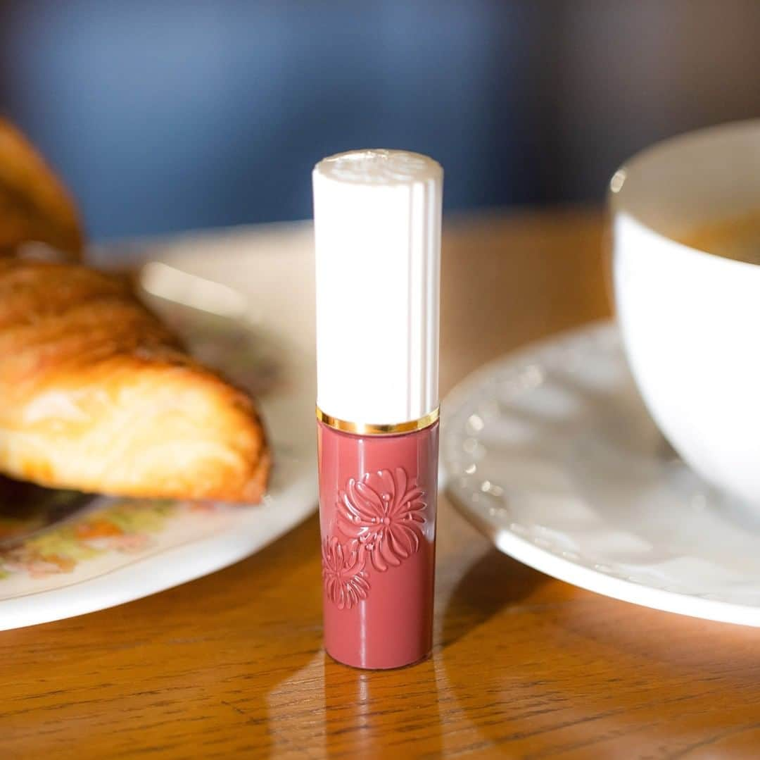 PAUL & JOE BEAUTEさんのインスタグラム写真 - (PAUL & JOE BEAUTEInstagram)「・ For juicy, high-pigment, high-shine lips.  Shade 05 is a laid back yet chic rose brown that complements the complexion and gives off mature vibes. A definite fan favorite♪  ■Liquid Rouge Shine 　05『Apres Midi』 　＊French for ‘Afternoon’ 〈Available now!〉  ”#オンライン映え”メイクにぴったり！ ジューシーなツヤで高発色の"#美フォルムリップ"。  05は大人の女性の品格を漂わす シックなローズブラウン。 赤みが入ったブラウンなので血色感も与えてくれて◎ 人気のカラーです♪  ■リキッドルージュ シャイン 　05『アプレミディ』 　＊仏語で昼下がり 　2,750円（税込） 〈店頭とオンラインショップで発売中〉  #PaulandJoe #paulandjoebeaute #ポールアンドジョー #rouge #liquidrouge #lipstick #springcollection #spring #springmakeup #beautiful #beauty #instagood #instabeauty #美フォルム  #春メイク #春コスメ #スプリング #リキッドルージュ #リップ #リップメイク #うるおい #美容 #美肌  #コスメ垢 #デパコス #マスクメイク」1月19日 18時00分 - paulandjoe_beaute