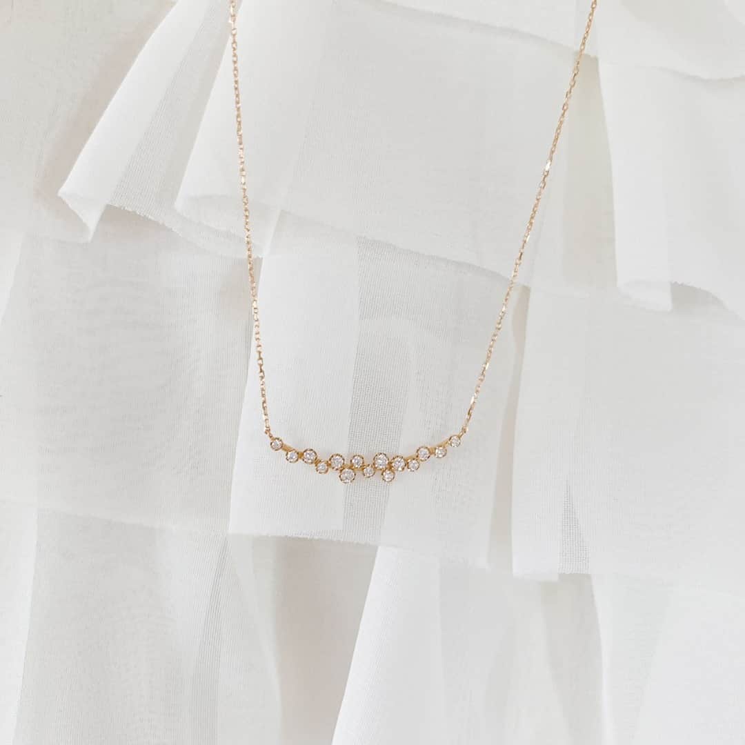 アーカーさんのインスタグラム写真 - (アーカーInstagram)「. 様々な大きさのダイヤモンドをリズミカルにセッティングし、光を浴びてキラキラと輝くしずくを表現したビリーブデュウネックレス✨ . #AHKAH #jewelry #necklace #believe #present #アーカー #ジュエリー #ネックレス #ビリーブ #プレゼント」1月19日 18時00分 - ahkah_official