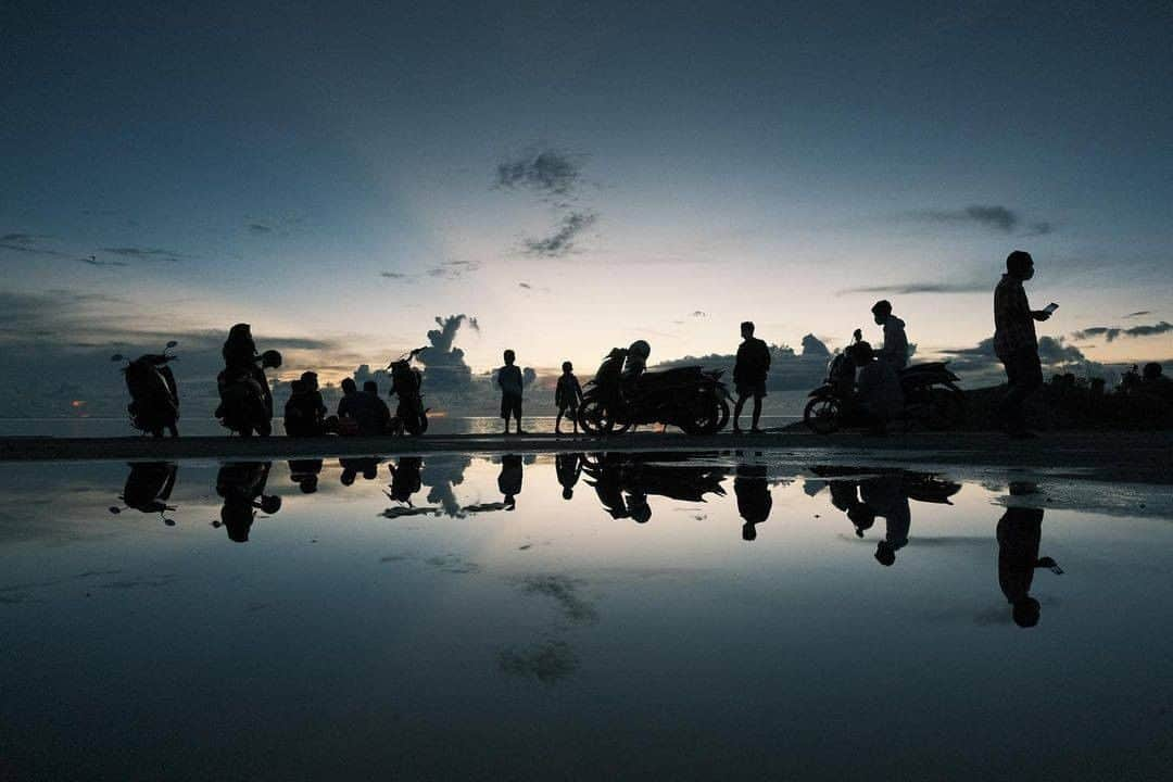 FUJIFILM INDONESIAさんのインスタグラム写真 - (FUJIFILM INDONESIAInstagram)「Foto refleksi oleh @lawerissa ini menarik karena menggambarkan suasana sore yang ramai sekaligus magis. Tips untuk memotret refleksi seperti ini adalah jangan mengabaikan refleksi dari medium sekecil apapun, kadang refleksi dari sebercak air bisa menghasilkan foto yang luar biasa.  Captured by @lawerissa using FUJIFILM X-T3 Lens Fujinon XF14mmF2.8 R  #XT3_id #XT3 #XF14mmF28 #GoFUJIFILM #fujifilm_id」1月19日 18時00分 - fujifilm_id