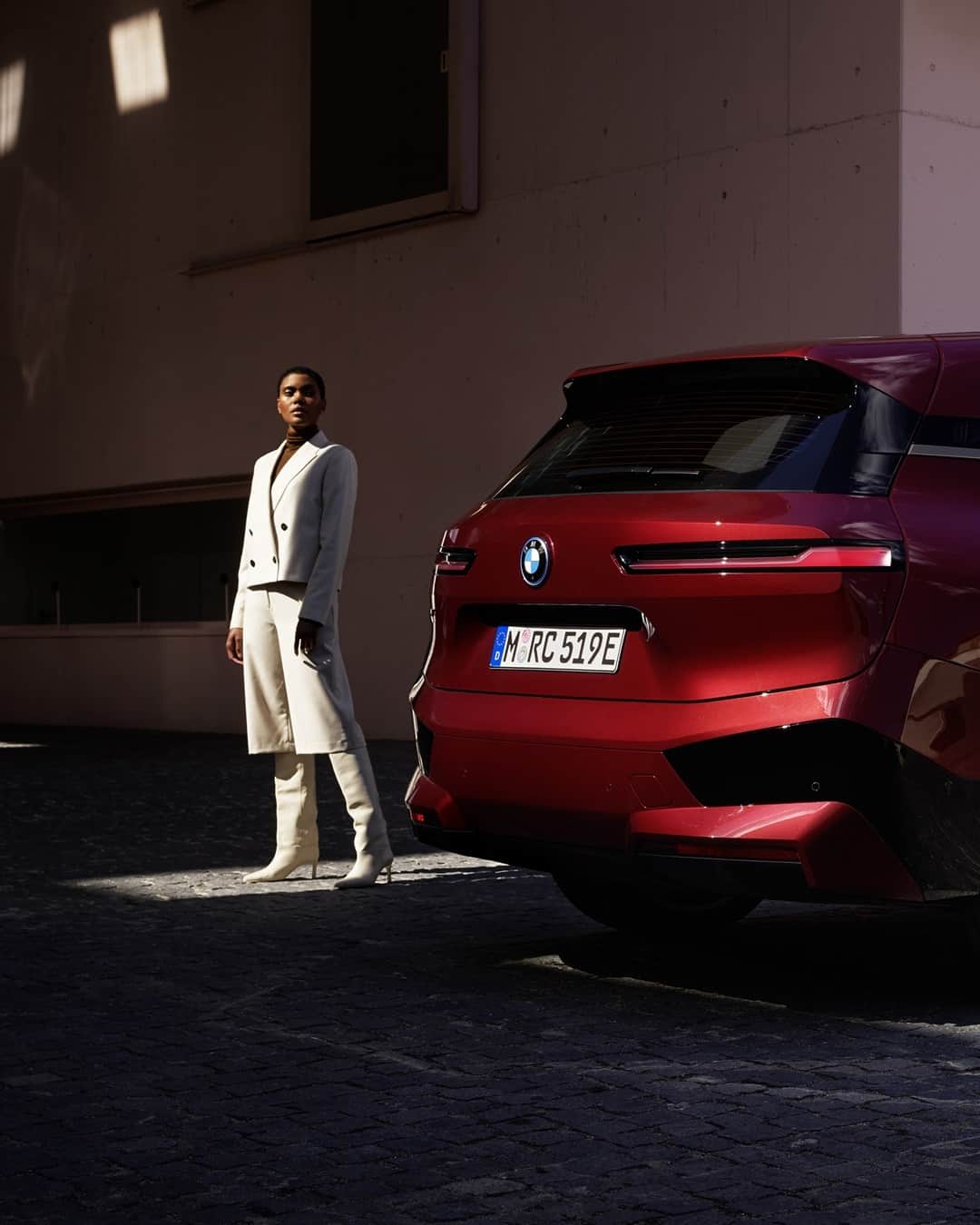 BMWのインスタグラム：「Lacking all unnecessary complexities. The first-ever BMW iX. #THEiX #BMW #iX #BMWi #BornElectric @BMWi」