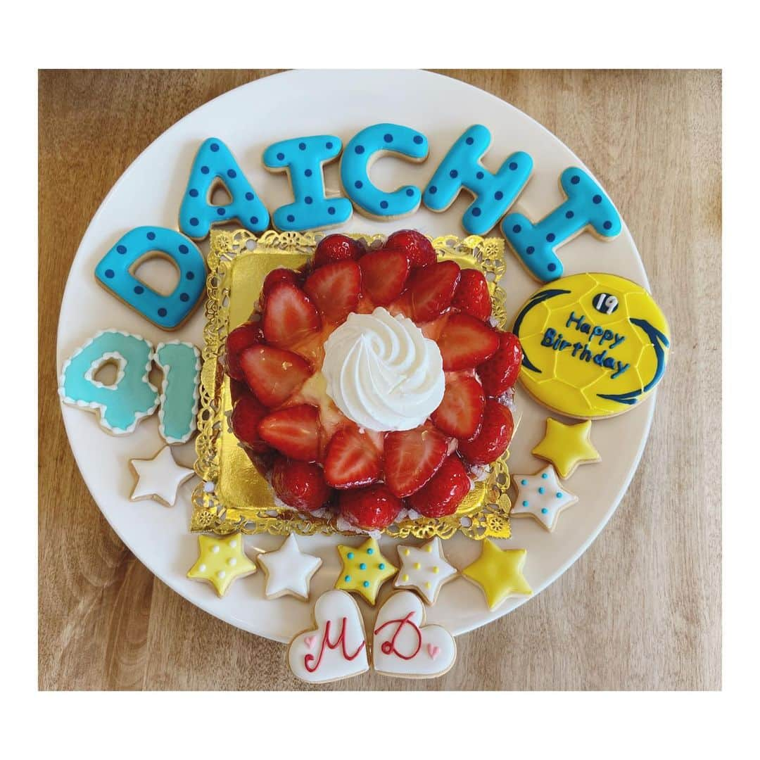 大山未希さんのインスタグラム写真 - (大山未希Instagram)「🎂  41歳おめでとう👏🏻  クッキー大好きおじさんなんで @m.yurikari のクッキーでお祝い💙  おそらく今までオーダーした中で 最年長？かな？🤣  クッキー作ってくれた @miyamoriyama に写真送ったら  みきさんに似てる。 って言われた🧐え？  夫婦って似てくるって言うけど、、 だいちくんもだんだん サリーやバズになっていくのかな😂  #dm誕生日 #アイシングクッキー #Tシャツasics笑 ↓」1月19日 18時01分 - miki_oyama1003