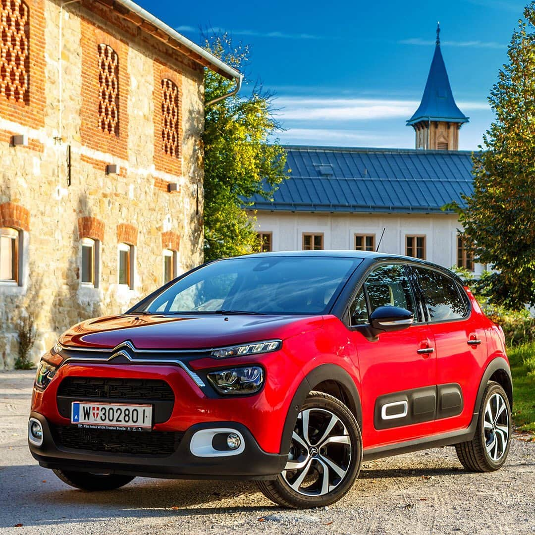 CITROEN JP Officialさんのインスタグラム写真 - (CITROEN JP OfficialInstagram)「エレガントでスポーティ。 New Citroën C3、ルージュエリクシール。  NEWシトロエン C3の詳細はプロフィールのリンクから。  #NewCitroënC3 #Customisation #CitroënAdvancedComfort #Citroën #CitroënC3 #Personalised #Colour #Newcar #Lifestyle #Design #Fashion #Comfort #Instacar #Carsofinstagram #Car #Auto #Vehicule #シトロエン #シトロエンC3」1月19日 18時01分 - citroen_jp