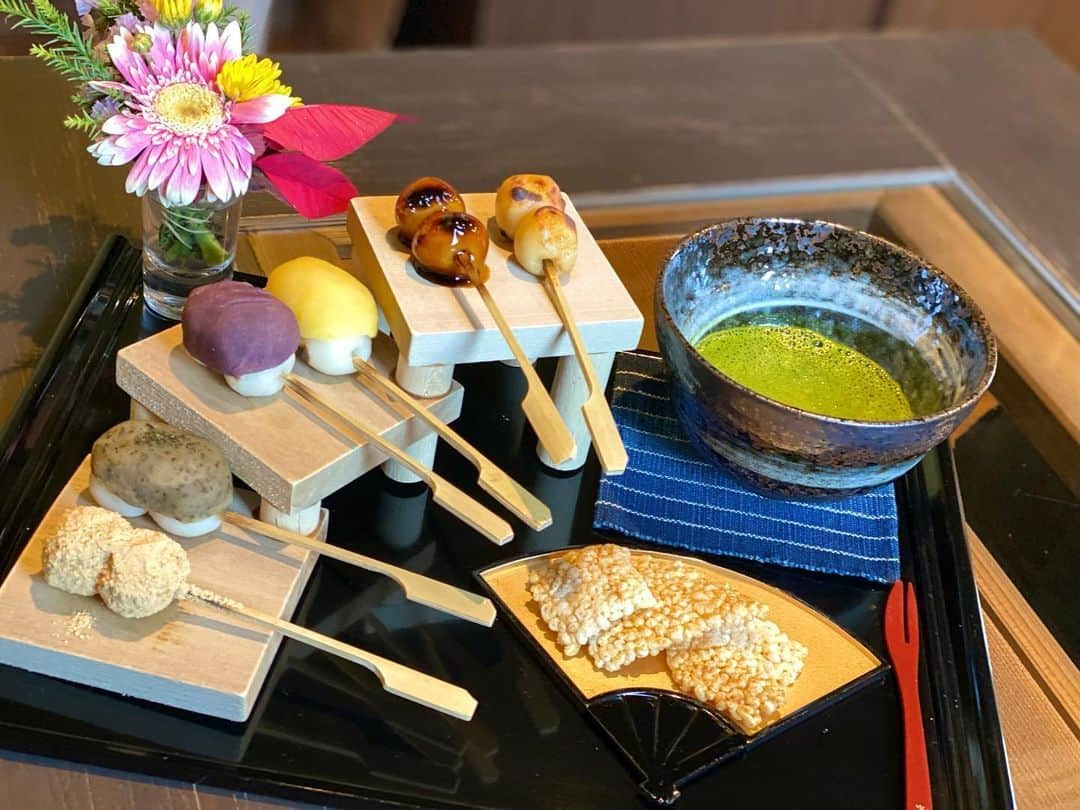 RiLiさんのインスタグラム写真 - (RiLiInstagram)「【やごとのだんごや】でホっと一息🍵🍡⁣ ......⁣ 名古屋市にある【やごとのだんごや】🍡お団子がフォトジェニックでキュートすぎると話題になっているんだよ😊⁣ 中でも人気のメニューがやごとのだんごやさんセット🌟おだんご6種類、おこげ2枚、お茶がセットになっているよ😋しょうゆやきな粉の他に、梅あんや抹茶あんなど期間限定のあんこもあるみたい💁‍♀️⁣ ほかにもにもソフトクリームやクリームぜんざいなども販売されていて、みたらしだんごや五平餅はテイクアウトも◎ぜひ行ってみてね🌈⁣ ❣❣❣❣❣⁣ サイトやSNSで掲載させていただくお写真募集中😘📸⁣ かわいいコーデやアイテム、注目スポットなどが撮れたら、ハッシュタグ→#rili_tokyo  を付けて投稿❗⁣ ．⁣ Special Thanks💋 Photo by⁣ ⁣ @yuz_army⁣ @xiul_u⁣ @ayn_cnt_⁣ @haru_249⁣ @ayk_n_0715⁣ @takayuu_1020⁣ @hiyo_neko0106⁣ ____5302011002⁣ ⁣ .⁣ #やごとのだんごや #だんご #名古屋カフェ #名古屋 #名古屋スポット #やごとのだんごやさんセット #テイクアウト #rili_tokyo #おしゃれさんと繋がりたい #お洒落さんと繋がりたい #ファッション #패션스타그램 #ootd #outfit」1月19日 18時02分 - rili.tokyo