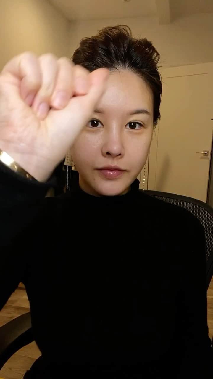 パク・ウンジのインスタグラム：「Quick punch makeup🤣✊」