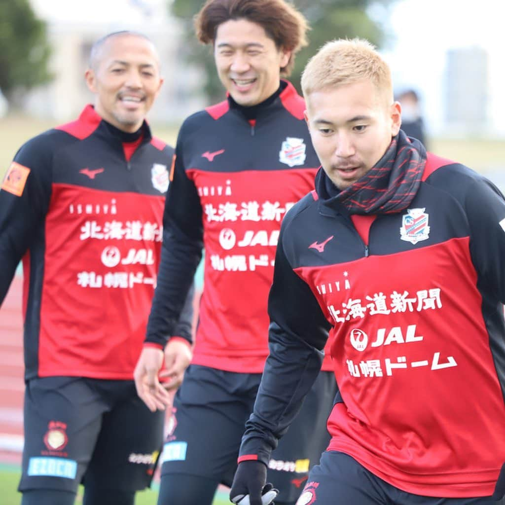 コンサドーレ札幌さんのインスタグラム写真 - (コンサドーレ札幌Instagram)「.......  📸 2021.1.18 Camp Photo 📸  昨日から始まった沖縄キャンプ とても暖かそうです☀️ 選手たちはリラックスした表情をしていますね いいキャンプ初日になったのではないでしょうか！  @akito.f  @sugenotakanori  @shinjiono7  @toya_24n   #Ｊリーグ #jleague #consadole #コンサドーレ #沖縄 #キャンプ #サッカー #蹴り初め #トレーニング #training」1月19日 18時08分 - hokkaido_consadole_sapporo