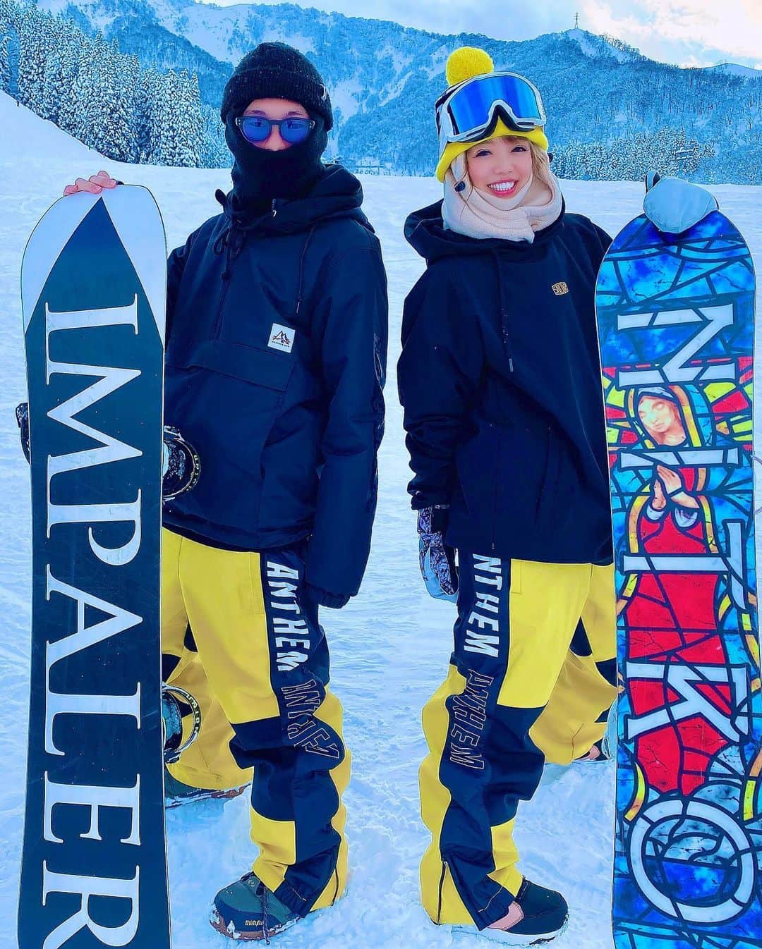 つっきさんのインスタグラム写真 - (つっきInstagram)「🏂🏂🏂🏂🏂 ． 年末の湯沢3日は神立❤️KSR❤️ みんな二日酔いで死んでた日🍻🍺 はやちゃんとANTHEMオソロの日💛 ANTHEMの黄色はゆらくんカラー💛💛💛 はるみとしみにも会えて一緒に滑って ジブで動画ありがとうの日🥺❤️ スーパーレイトinでまみ達登場😂笑 とりま楽しかった日なのよ😍❤️ ． ． #SNOWP #snowboarding #snowboard #snowboarder #snowboardgirl #snowboardlife  #anthem #winter #powdersnow  #nitrosnowboards #trip #スノボ #スノボー #スノーボード #スノボ女子 #スノボー女子 #スノーボード女子 #神立高原スキー場 #神立 #アンセム #スノップ #お正月 #酒豪 #イケイケのイケ #すきすきのすき❤️ #2021インスタがんばる」1月19日 18時12分 - tukki007