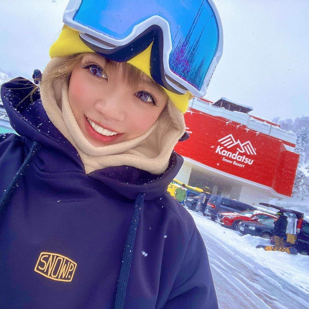 つっきさんのインスタグラム写真 - (つっきInstagram)「🏂🏂🏂🏂🏂 ． 年末の湯沢3日は神立❤️KSR❤️ みんな二日酔いで死んでた日🍻🍺 はやちゃんとANTHEMオソロの日💛 ANTHEMの黄色はゆらくんカラー💛💛💛 はるみとしみにも会えて一緒に滑って ジブで動画ありがとうの日🥺❤️ スーパーレイトinでまみ達登場😂笑 とりま楽しかった日なのよ😍❤️ ． ． #SNOWP #snowboarding #snowboard #snowboarder #snowboardgirl #snowboardlife  #anthem #winter #powdersnow  #nitrosnowboards #trip #スノボ #スノボー #スノーボード #スノボ女子 #スノボー女子 #スノーボード女子 #神立高原スキー場 #神立 #アンセム #スノップ #お正月 #酒豪 #イケイケのイケ #すきすきのすき❤️ #2021インスタがんばる」1月19日 18時12分 - tukki007