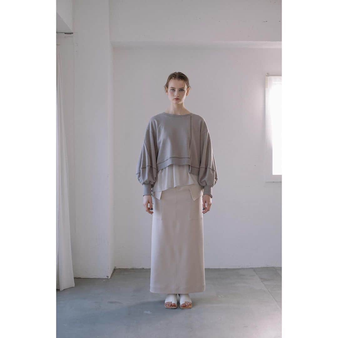 のインスタグラム：「【AULA AILA 2021 SS COLLECTION】  REVERSIBLE PULLOVER	 COLOR: OFF WHITE/GRAY/BLACK SIZE:0  ¥15,000   TWILL STRAIGHT SKIRT  COLOR: BLACK/LT.BEIGE/RED SIZE:0/１ ¥18,000   ✔️OFFICIAL WEB STOREにて先行予約会を開催中！期間中ご予約いただいたお客様に、ポイント20倍をプレゼント！是非この機会にお買い求めくださいませ。」