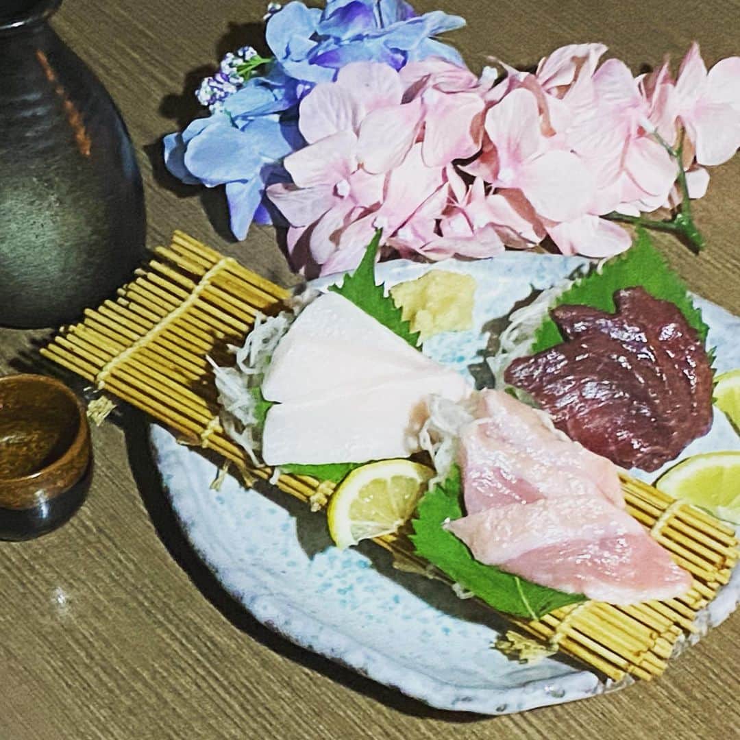 居酒屋 うまとり千日前店のインスタグラム：「#馬刺し #赤身 #たてがみ  #うまとり #なんば #千日前 #個室 #居酒屋 #馬刺し #鳥料理 #食べ放題 #食べのみ #飲み放題 #難波 #ミナミ #アルバイト #follwme #instafood #いいね #いいね返し #日本橋 #グルメ #フォロー #フォロー返し #宴会 #料理 #賄い #まかない  #like4like #インスタ #カップルシート 17時〜20時営業 ドリンク全品99円‼️」