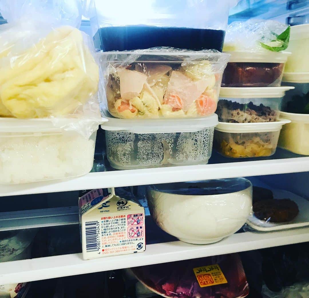 吉岡美穂さんのインスタグラム写真 - (吉岡美穂Instagram)「作り置きおかず💦 暇な時に途中まで下拵えしたり、作り置きおかずがあると安心！ おでん、ハンバーグ、パスタ、マカロニサラダ、煮卵、おにぎりの具などなど。 毎日お弁当もあるからね、、 お惣菜店オープンできそうな我が家の冷蔵庫です😂  #作り置きおかず #お惣菜 #おかわり」1月19日 18時20分 - miho_yoshioka_18