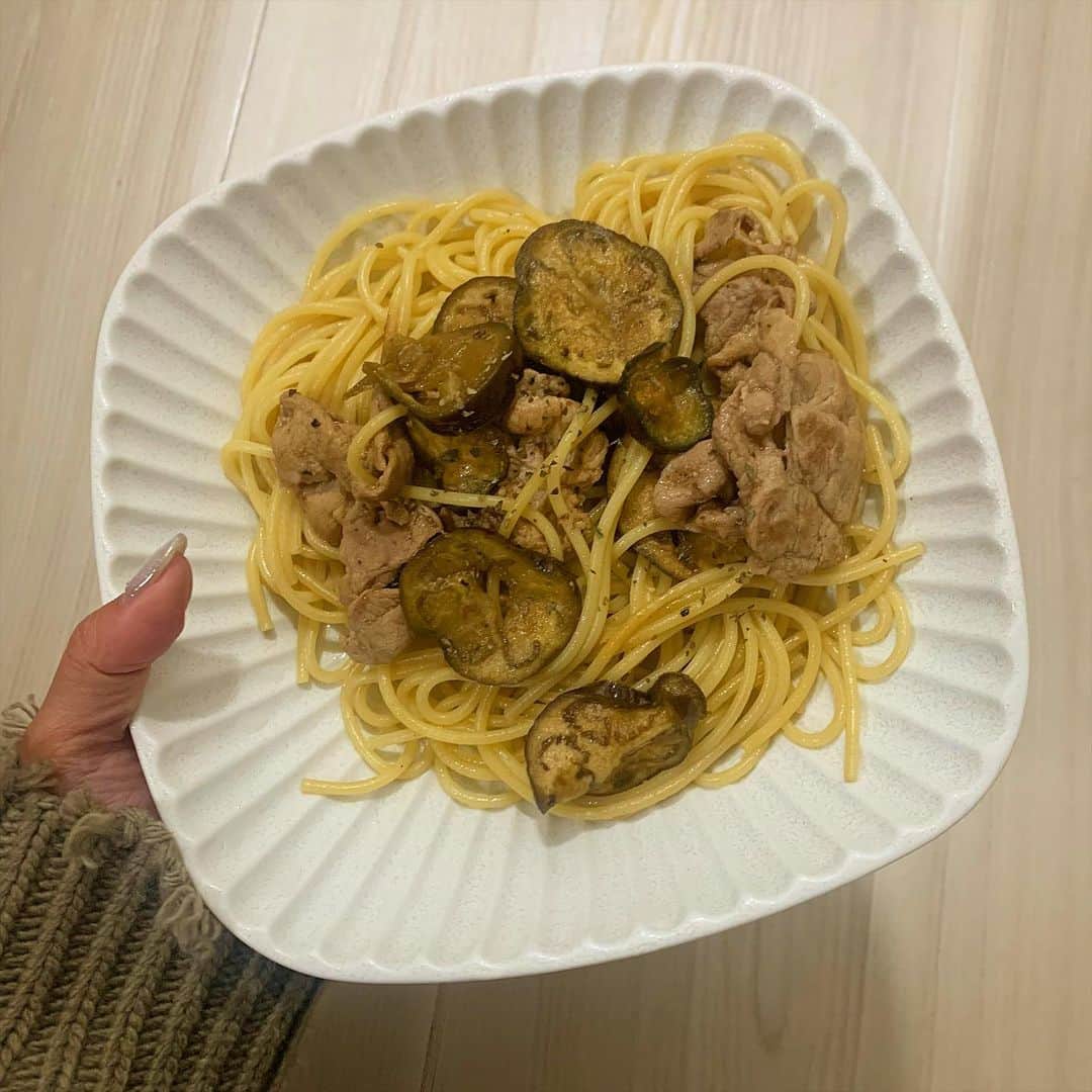 ななせ結衣のインスタグラム：「本日の夜ご飯🍝 . ナスとお肉の和風パスタ これ簡単だけどすっごく美味しくて 定期的に食べたくなって 作ってる🥺★ . ポイントは柚子胡椒なんですが やひろ丸 @yahiromaru_shinbashi  さんの 柚子胡椒を瓶で買ったので 今回はさらに美味しくできた😎！ . 家の明かりがオレンジで 全然ご飯美味しそうに 移せなかったので床で撮ったけど すみません🙇笑  . #ななせご飯　#ななせの晩御飯 #ななせ結衣 #グラビア　 #夜ご飯 #夜ご飯レシピ #夜ごはん記録  #パスタレシピ #なすレシピ  #ごはん日記 #豚肉レシピ #柚子胡椒 #쌀밥🍚 #쌀밥 #맛있다」