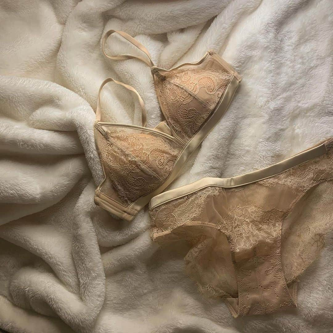 MiMiさんのインスタグラム写真 - (MiMiInstagram)「. . new lingerie🥚. 最近つい手にとるのはほぼ beige、brown、gold💋 . . #lingerie #nanalingerie #roomwear #nana #nana_lingerie #ナナ」1月19日 18時32分 - inn.nninni