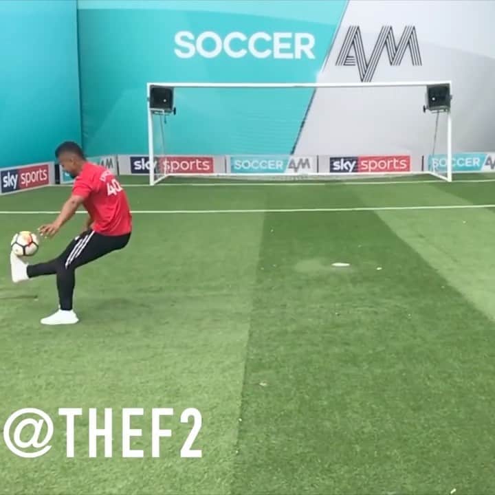 F2Freestylersのインスタグラム：「Sombrero ✅ Volley ✅ Top Bins ✅  @socceram 😱🤯」