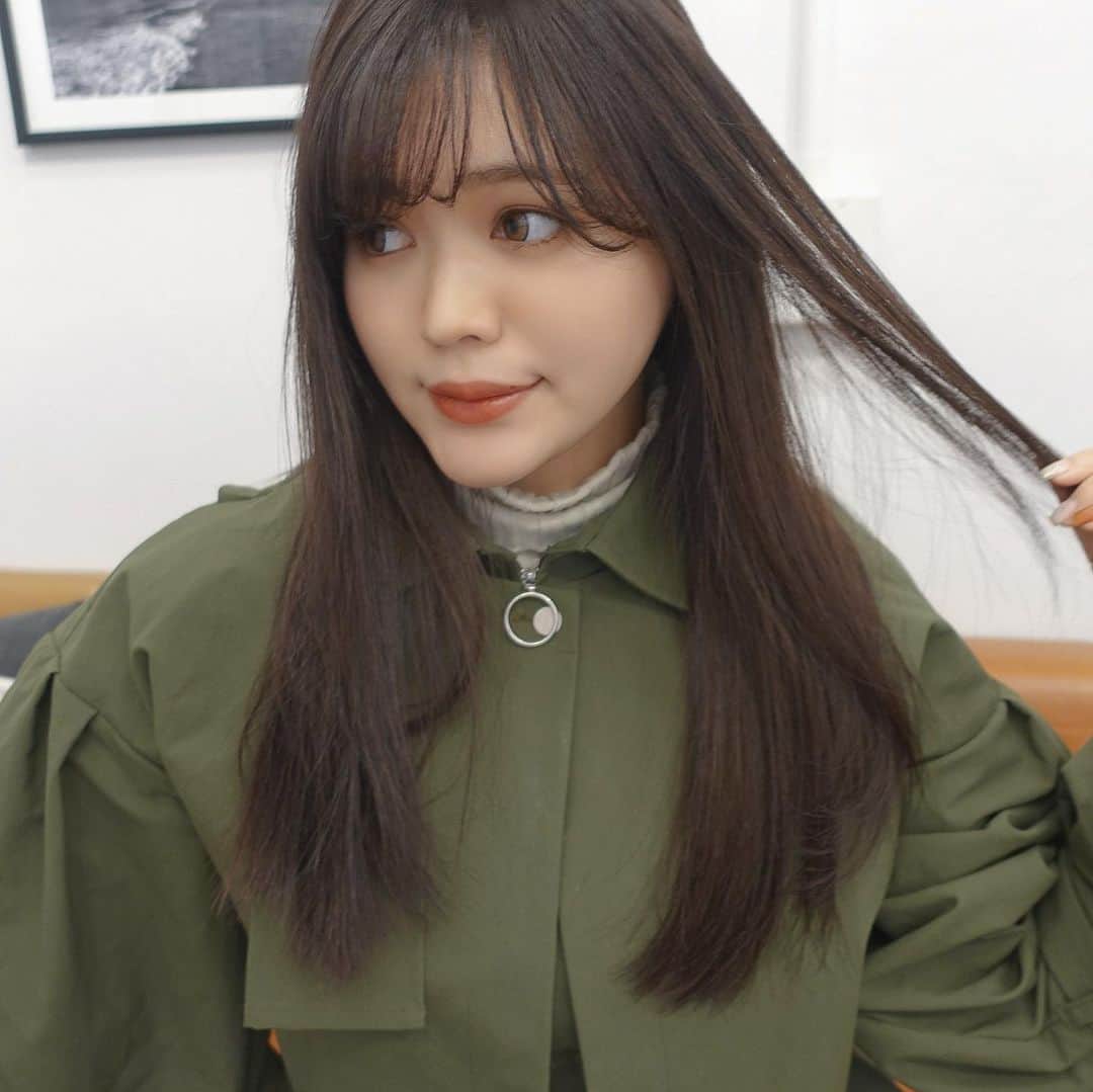 のインスタグラム：「今年もお世話になります💇‍♀️✨ 艶髪スペシャリストの @minecolla_yu さん  @accomplish_salon にて “プラチナ配合人幹細胞トリートメント” をして頂きました💯❤︎ ミネコラRHasトリートメントとも言うそう✨  髪の毛が綺麗だと一気にオーラが変わる気がします😍!!!  毛先までツヤツヤの手入れの行き届いた髪の毛は 清潔感、美人の絶対条件だと思っているので 髪の毛のケアは絶対です✨✨✨  ひとりひとりの髪の毛の状態に合わせて その場で調合してくれるのでとてもオススメです❤︎  #accomplish代官山 #アコンプリッシュ #ミネコラ #アールハス #髪質改善 #水素トリートメント #ヒト幹細胞 #ミネコラrhasトリートメント #ひとりひとり #オーラ #艶髪スペシャリスト #プラチナ配合人幹細胞トリートメント」