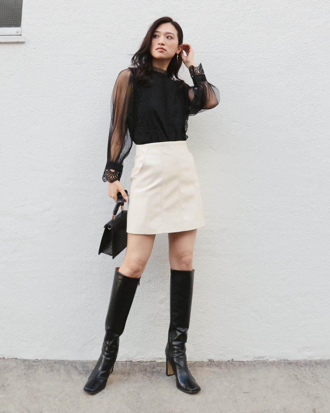 デュラスアンビエントのインスタグラム：「JANUARY NEW ARRIVAL ▫️ 𝗣𝗹𝗲𝗮𝘁𝘀 𝘀𝗹𝗲𝗲𝘃𝗲 𝗹𝗮𝗰𝗲 𝗯𝗹𝗼𝘂𝘀𝗲 〈Ivory,Black〉  繊細なレースを使用したクラシカルなブラウス。 カーディガンやアウターのインナーにしても映えます。春らしい装いにぴったりなキーアイテム。  ▫️𝗔-𝗹𝗶𝗻𝗲 𝗹𝗲𝗮𝘁𝗵𝗲𝗿 𝗺𝗶𝗻𝗶 𝘀𝗸𝗶𝗿𝘁 〈Ivory,Black〉  人気のフェイクレザー。春の新作はシンプルなディテールとスリークなラインが魅力のミニスカート。 装飾を省いたミニマルなデザインに仕上げているので着やすさが高まります。 あえて細かくパターンを切り替え、縦のさりげないステッチラインがポイントとなっております。 コンパクトなトップスやブラウスをイン、またルーズなニットやフーディと合わせて女らしいカジュアルスタイルに落としこんでも◎。  _____________________________________ www.ambient-online.com @ambientofficial @ambient_ariake @ambient_yurakucho @ambient.opa #アンビエント#ambient_official  #coordinate #styling #21SS #chic」