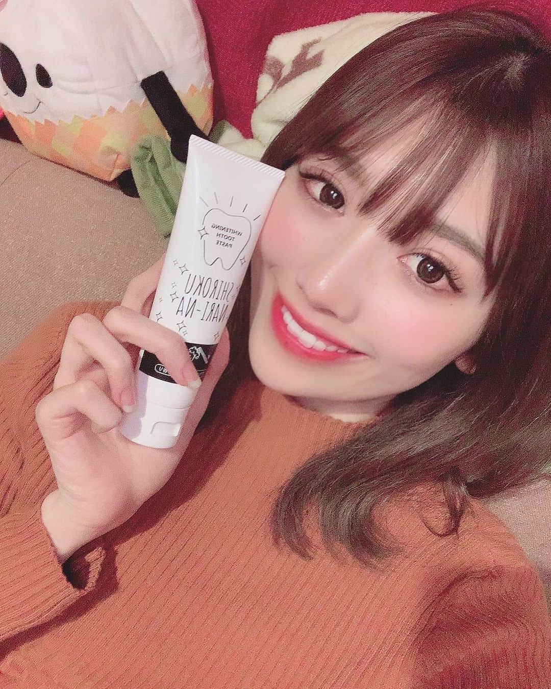 SHINTANITOUKOのインスタグラム：「自宅で歯のホワイトニングができる﻿ SHIROKU NARI-NAが届いたから﻿ 使ってみたーー！！！🦷❤﻿ ﻿ この時期なかなかホワイトニングも﻿ 行きにくいから家で出来るのは便利😭﻿ LEDライトもついてるから本格的！✨﻿ ﻿ とりあえず1ヶ月ぐらいで変化が﻿ わかりやすくでるか使い続ける💋﻿ ﻿ 今キャンペーン中だからお得に購入できるよ！﻿ ﻿ #シロクナリーナ #シロナリライフ #セルフホワイトニング #ホームホワイトニング #白い歯 #歯が命 #歯の美白ケア #pr #歯 #美歯 #レースクイーン」
