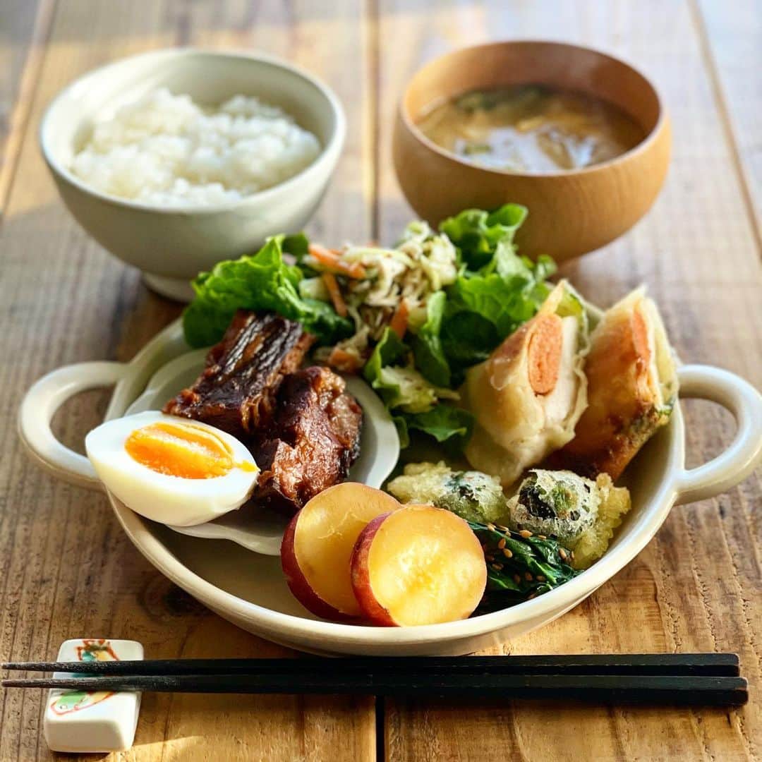 Atsukoのインスタグラム：「今日の朝ごはんとお弁当  明太鶏紫蘇チー春巻き 角煮 サツマイモの檸檬煮 芽キャベツ天ぷら ほうれん草ナムル ささみと野菜の柚子胡椒サラダ お味噌汁 ごはん  再び始まった旦那のリモートワーク。 週に2回しか行かないらしい  #ちっ  私の出勤日ならまだしも 休みの日に家にいるのか  なんとかならんのか。」