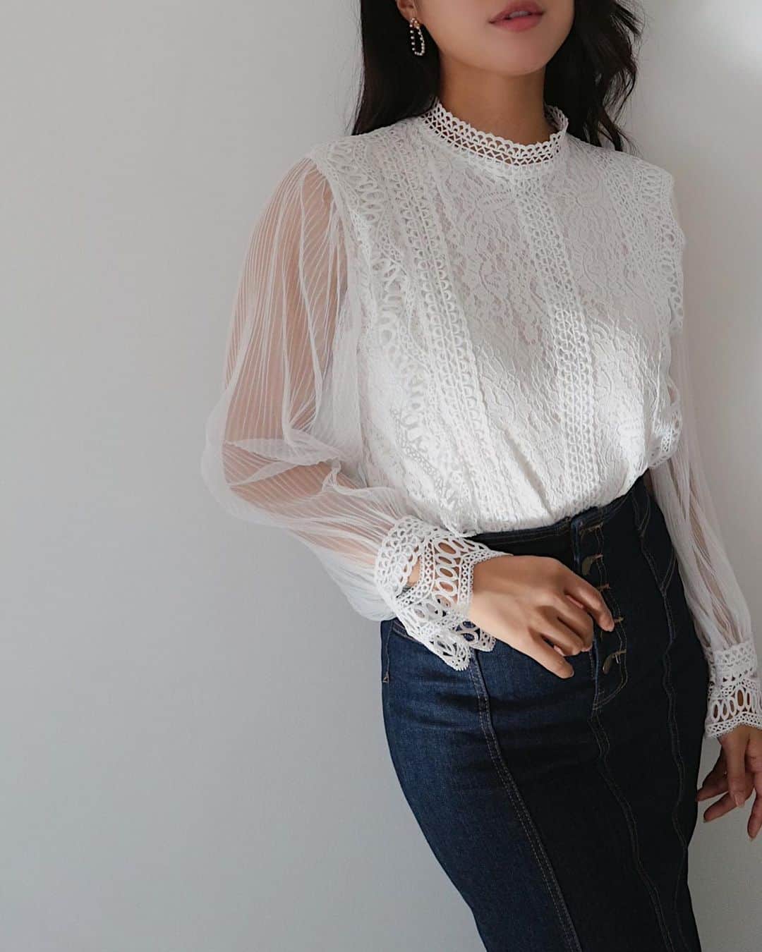 デュラスアンビエントのインスタグラム：「JANUARY NEW ARRIVAL ▫️ 𝗣𝗹𝗲𝗮𝘁𝘀 𝘀𝗹𝗲𝗲𝘃𝗲 𝗹𝗮𝗰𝗲 𝗯𝗹𝗼𝘂𝘀𝗲 〈Ivory,Black〉  コードレースをベースに、ボディ、ネックライン、袖口にコットンレースを更に重ね合わせたデザイン。 スカラップ模様が女性らしいアクセントになり、華やかに演出します。 袖には透け感の強いチュールレースを使用。 レース越しに透ける肌が大人の色香を纏いながら、アコーディオンプリーツ加工を施されたふんわりとしたシルエットでフェミニンな印象に仕上げました。  _____________________________________ www.ambient-online.com @ambientofficial @ambient_ariake @ambient_yurakucho @ambient.opa #アンビエント#ambient_official  #coordinate #styling #21SS #chic」