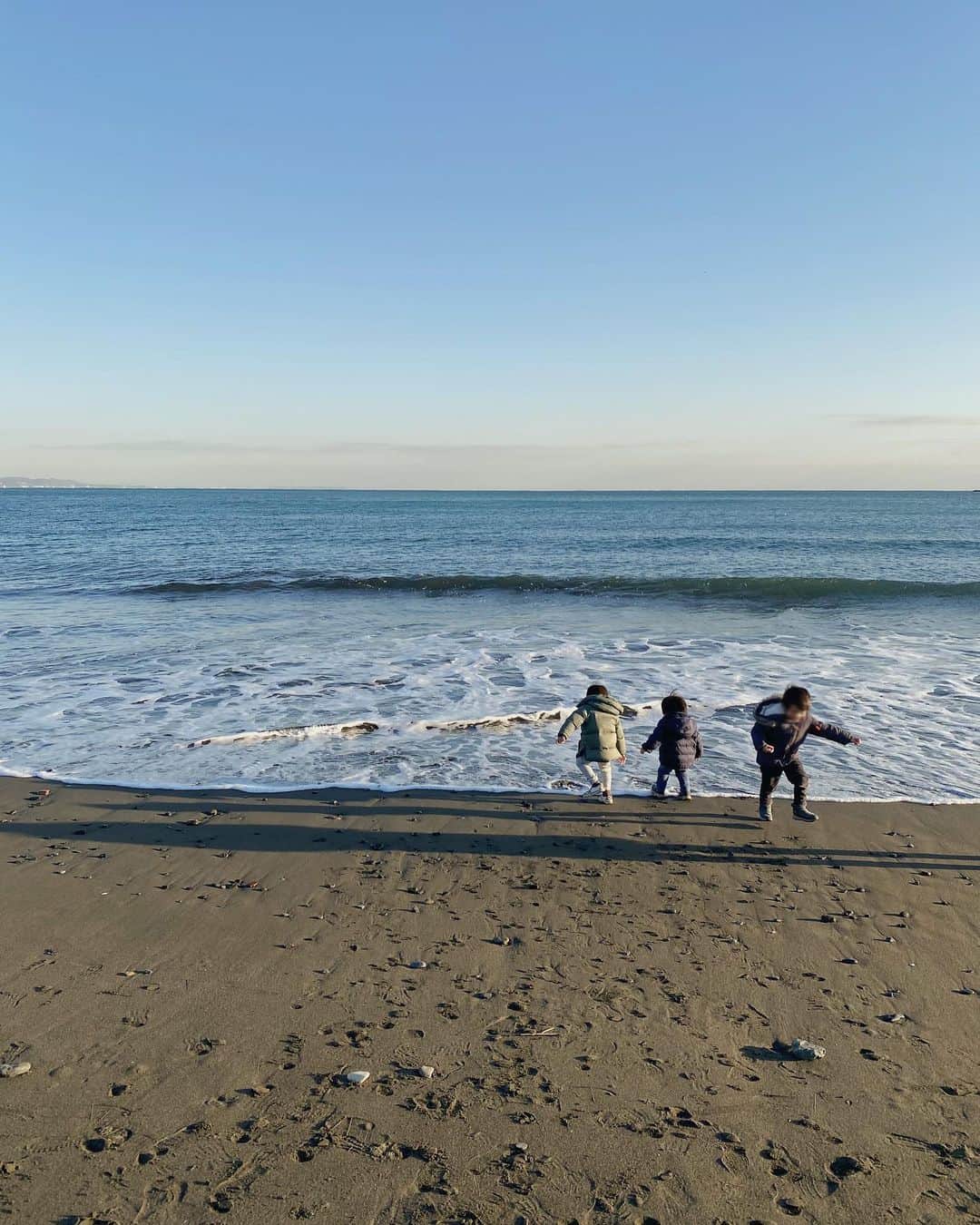 中川珠里さんのインスタグラム写真 - (中川珠里Instagram)「.  あたたかかったので久しぶりに海へ行ったら 前にも遊んでもらった兄弟のお友達に遭遇。 2歳 と3歳 と4歳👦🏻  大好きなようでまた会いに行こうね。 とお風呂で話してた♫  また会えたらいいね💕」1月19日 18時31分 - juri1104