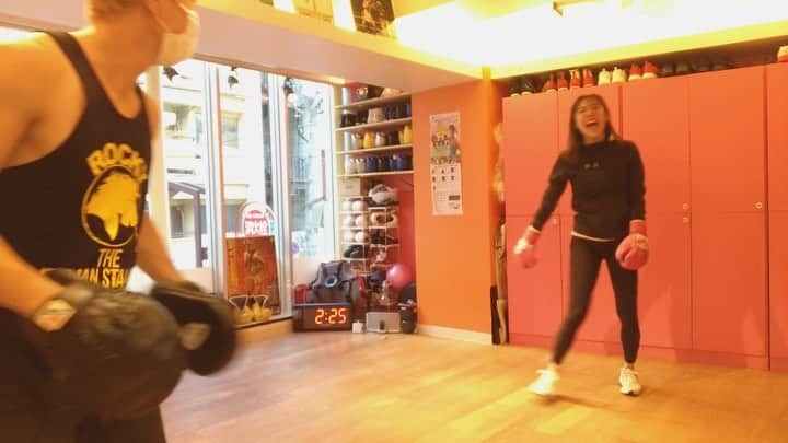松岡李那のインスタグラム：「気持ちよさそう🥺 パンチパンチパンチ💥 ボコボコ💥にはやくまた🥊したいなぁ🥺✨ #私の先生は世界チャンピオン #佐藤修  #佐藤修ハルク世界チャンピオン  #worldchampion  #boxing  #boxingwomen  #boxingtraining  #ボクシング女子  #ボクシングジム  #コロナに負けるな  #コロナウイルスが早く終息しますように  #風の時代  #強め女子  #ストレス発散」