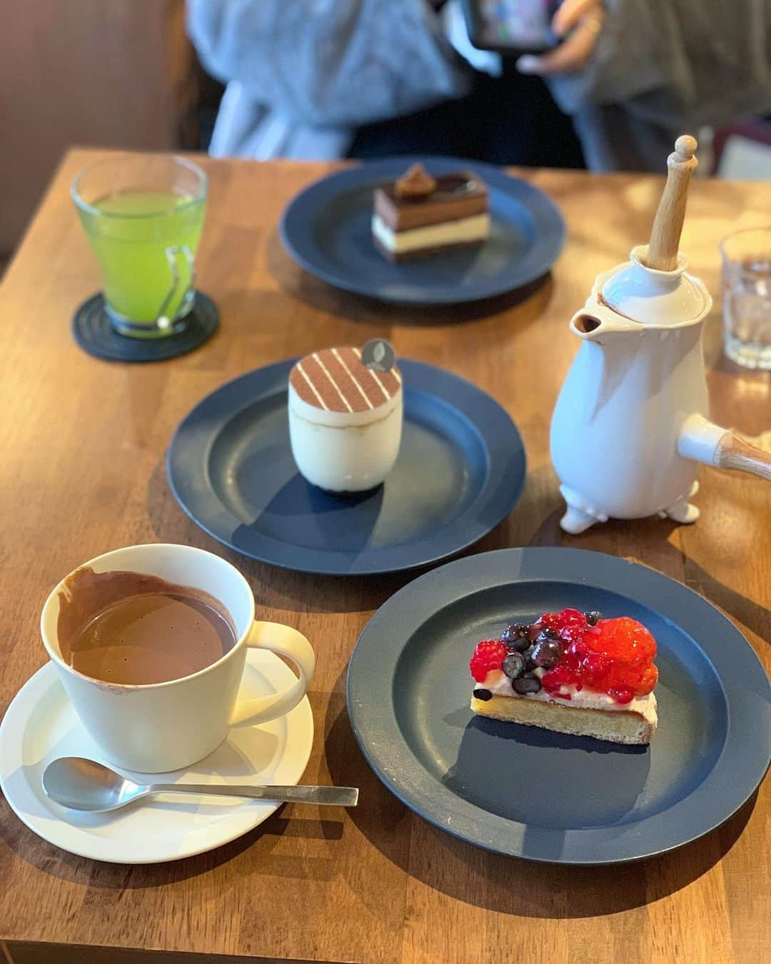 AIKAさんのインスタグラム写真 - (AIKAInstagram)「. . 📍 Pâtisserie J.KOWARI 🍫 . 雪の中❄お出かけ〜( ˙༥˙* ) . 店内で食べれる ケーキ屋さんに行きました🧁 . 外観がかわいいお店🐶 次回はチョコ買いに行こう🍓 . . @j_kowari  #松江カフェ #島根カフェ  #jkowari #スイーツ巡り #チュールワンピース  #ドットワンピース #コーデ」1月19日 18時34分 - aikaaa1110