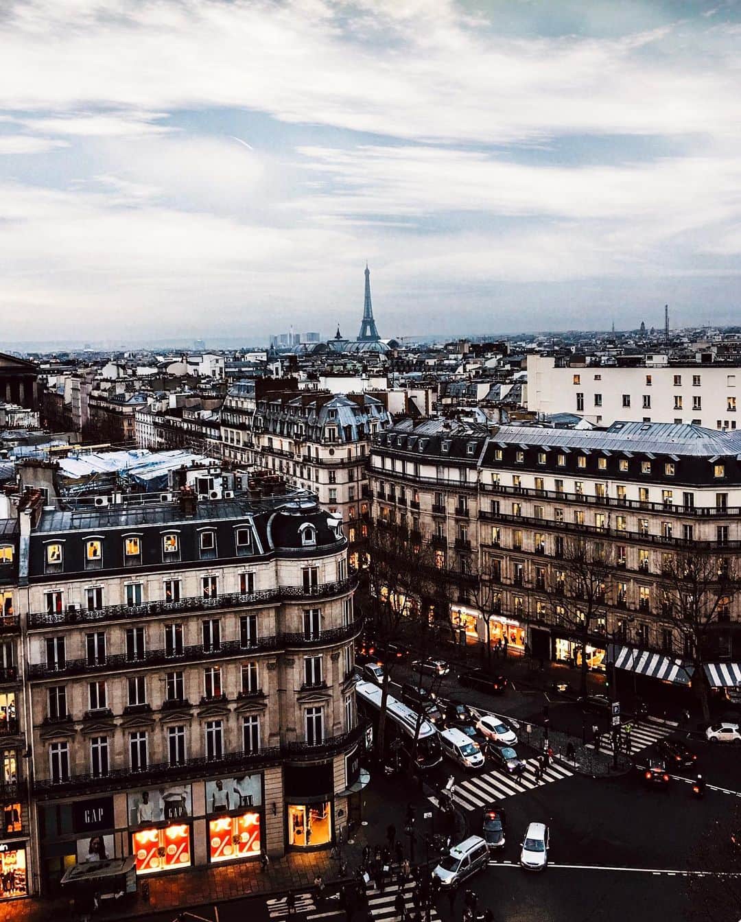 NICOLAS SIMOESのインスタグラム：「Paris on a rainy day from here 🤍」