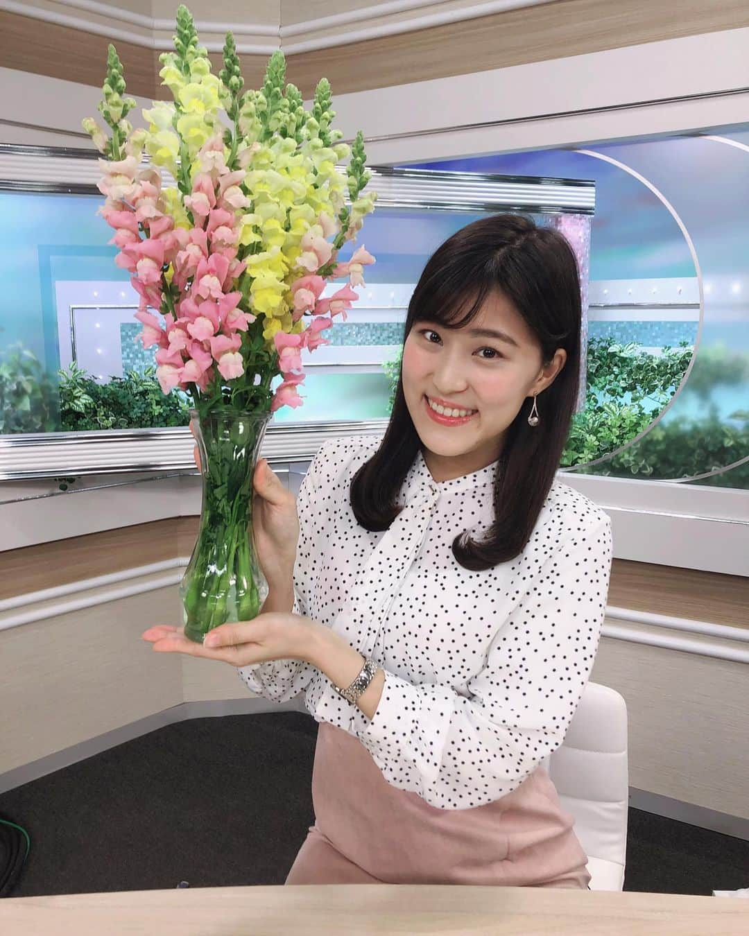 竹内里奈さんのインスタグラム写真 - (竹内里奈Instagram)「💐今日はスタジオに ふわふわした大きなお花が🌸 #金魚草 きんぎょそうだそう♪ ・ 衣装はドットのボウタイブラウス お借りしました😆♡ ・ ・ #衣装 #衣装提供 #リオマル #ブラウス #ボウタイブラウス #ドット柄 #タイトスカート #サーモンピンク #ストレートヘア #コンサバ #オフィスコーデ #女子アナ #女子アナコーデ #フリーアナウンサー #アナウンサー #竹内里奈」1月19日 18時37分 - rina.takeuch