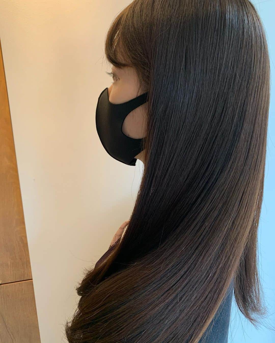 川子芹菜さんのインスタグラム写真 - (川子芹菜Instagram)「. . @naoki___sugawara さんにトリートメントしてもらった✨ なんとなんと11stepという過去最多のstep数🙈💖 . 季節や髪質、ダメージ量に応じて塗布の分量、付け方、浸透のさせ方を個々に変えてくれるから絶対とぅるんとぅるんになるよね‪🤔💭‬ 一人一人髪質絶対違うからありがたい🙏 . ✔️step1 髪の毛自体のクレンジングをしてシャンプーで落としにくいシリコーンなどを除去するトリートメント  ✔️step2 成分の浸透を促す化粧水のようなトリートメント  ✔️step3 内部補修成分を浸透、保持を促すトリートメント  ✔️step4 毛髪のダメージホールを埋めて強度を高めるトリートメント  ✔️step5 補強成分を保持、持続させるトリートメント  ✔️step6 毛髪全体に作用し、柔らかさやしなやかさを作り出すトリートメント  ✔️step7 毛髪の水分量を高めるトリートメント  ✔️step8 ラップ効果によって毛髪内の水分量を持続させるトリートメント  ✔️step9 毛髪を引き締めて整え、内部成分を閉じ込めるトリートメント  ✔️step10 毛髪に厚い被膜形成させるためのトリートメント  ✔️step11 毛髪被膜の表面にもう一層均一な被膜形成を行い艶とトリートメントの持続力を上げるトリートメント . ふぅ😗 凄くざっくり書いたのにこの文量🙄 改めてすごいなぁ👏🏻👏🏼👏🏽👏🏼👏🏻 . 今トリートメントして3日目なんだけど、未だにめちゃくちゃサラサラだし自分でシャンプーして乾かしても引っかかりがない🥺🌟 持続性もかなりあるみたいだから本当に助かる😭❤️ . しかもめちゃくちゃこだわる人だからめちゃくちゃ丁寧にしてもらった😂 本当にありがとうございます🙏 . ツヤツヤだしサラサラだし、もう近くに住んでる人羨ましい😱😱😱 私の家からちょっと遠いのよね←神奈川県民になりたい それでも通いたいわ😭💖 . . . ＃トリートメント #ヘアエステ #カット #カラー #美容 #美容垢 #美容院 #美容室 #美容好きな人と繋がりたい #美容好きさんと繋がりたい ＃美容師さんと繋がりたい #サロモ #サロンモデル #艶髪 #ツヤ髪 #艶髪トリートメント  #ダメージヘア #ヘアケア #神奈川 #新川崎 #鹿島田 #Vanilla」1月19日 18時42分 - kawakoserina