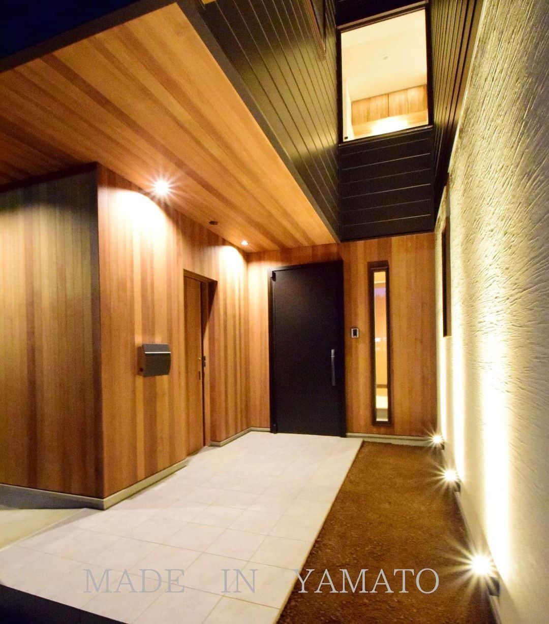 YAMATOの家さんのインスタグラム写真 - (YAMATOの家Instagram)「#ライトアップ がかっこいい#アプローチ 。 #レッドシダー と#ガルバ とさらには#左官 で仕上げた贅沢な空間です！ . MADE IN YAMATO . . #外壁 #外観デザイン #玄関 #yamatoの家 #設計 #自宅 #御殿場 #小山町 #裾野 #設計事務所 #マイホーム #注文住宅 #デザイン #新築 #家 #インテリア #住宅 #設計士 #設計士とつくる家 #建築士 #建築士とつくる家 #ポスト #玄関ドア」1月19日 18時37分 - yamato_house