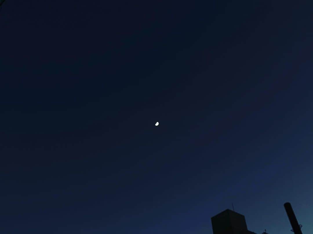 倉田雅世のインスタグラム：「今日もお疲れ様でした。 今夜もぐっすり眠れそうです。 三日月さんと帰宅します。」