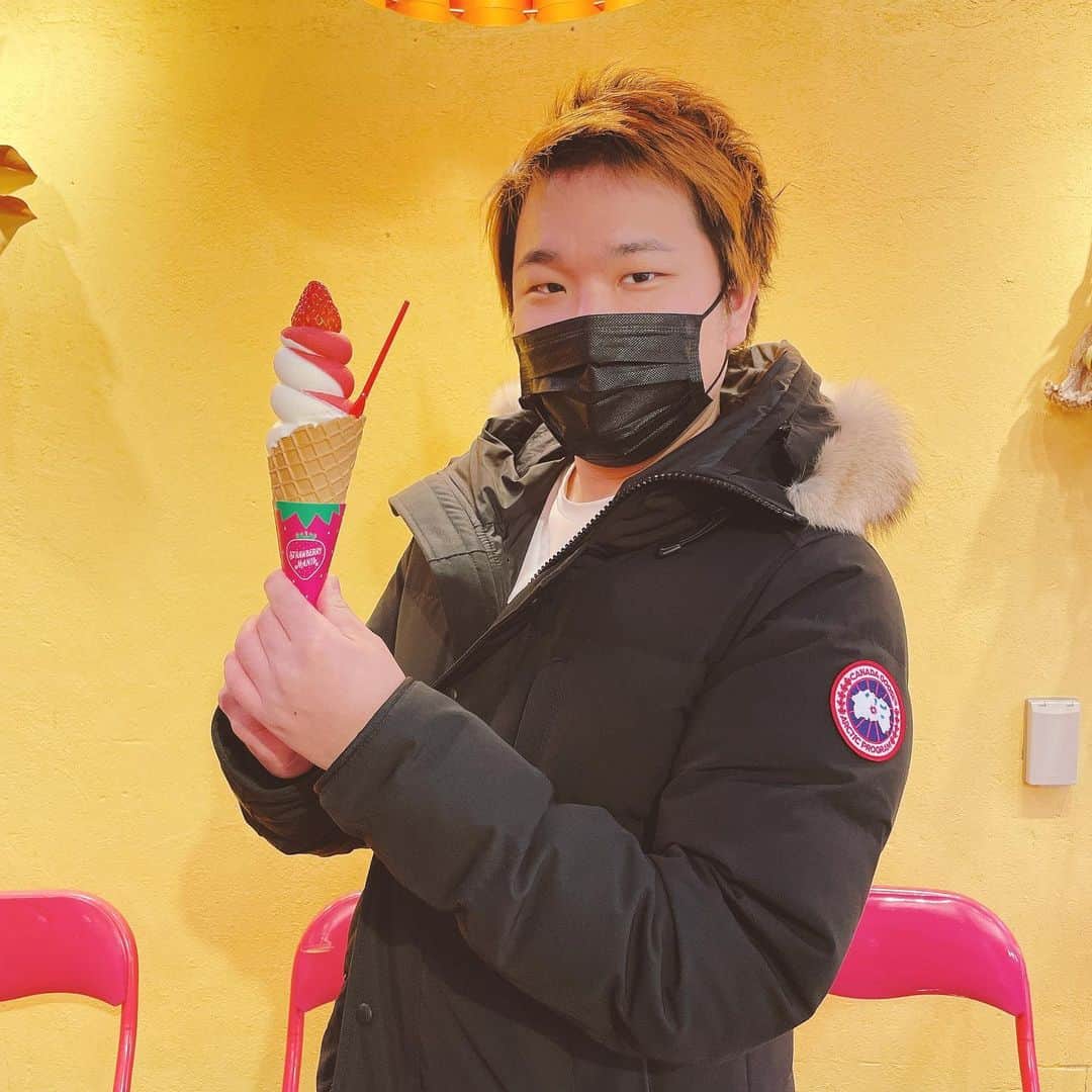 トミックのインスタグラム：「久しぶりに築地で食べ歩きした🎂  #トミスタj  #トミック　#youtuber #築地グルメ  #昔は汚い場所で水をかけてくる魚持ちながら家と往復してたな」