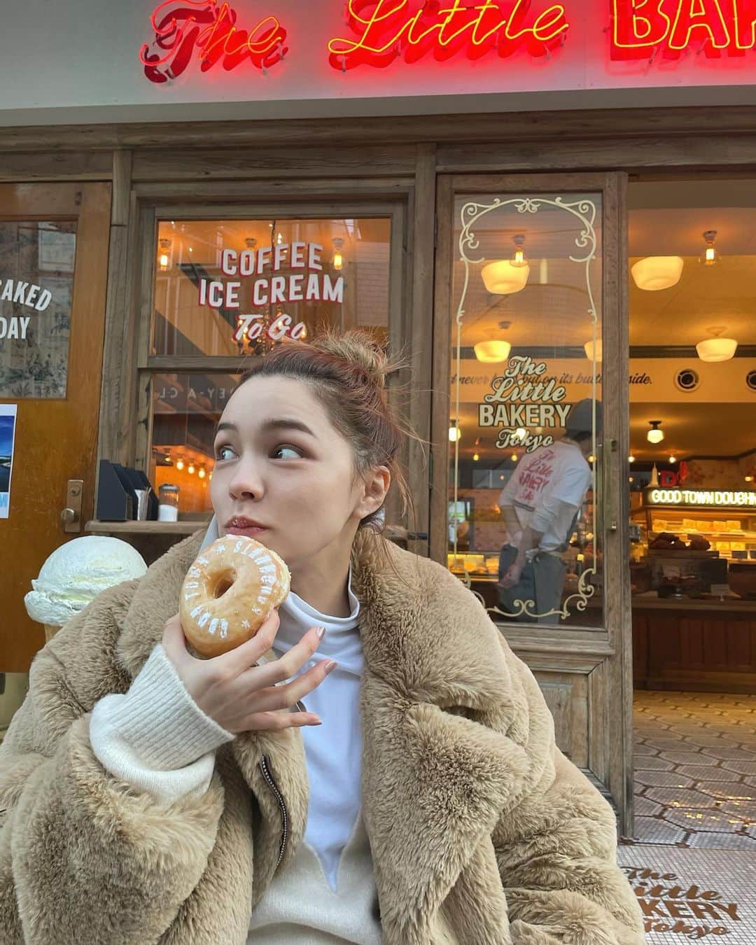 ステファニーのインスタグラム：「🍩🌈❤️💭🌟 SWEET SWEEEET TIME.」