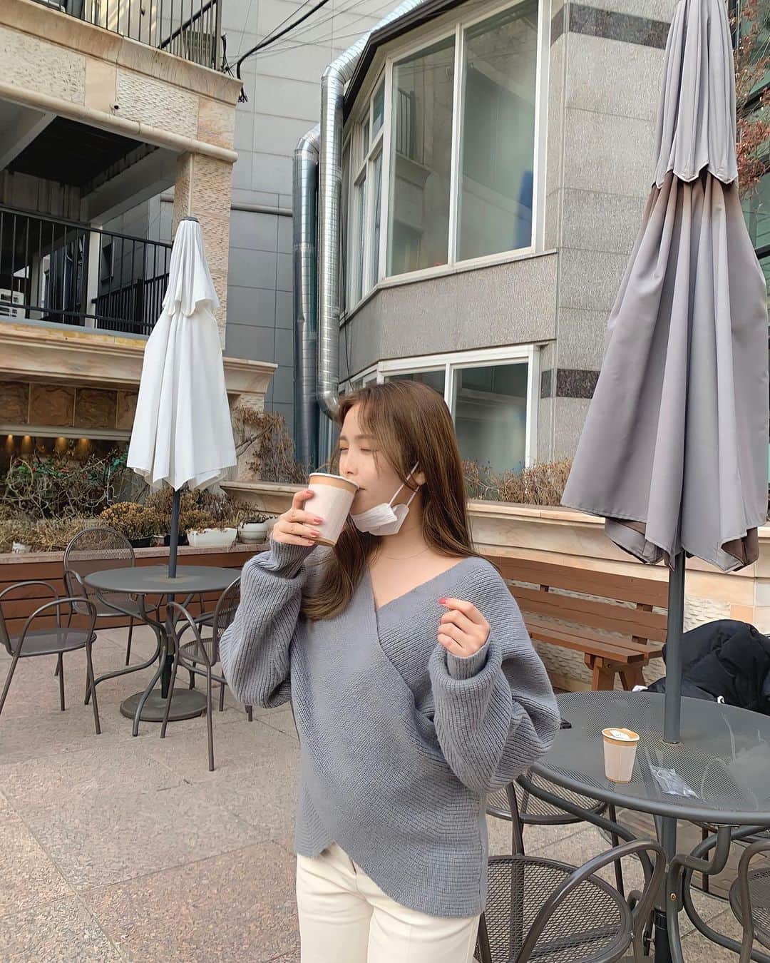 Lilmeのインスタグラム：「フロントが可愛すぎるクロスニットは暖かくて韓国の冬でも大活躍❄️ @lilirena_   去年買って履くタイミングをやっときた @studionicholson のスニーカーはどんな服にも合うし買って良かったなと再確認👟😊♥️  #studionicholson #シンプルコーデ #韓国  #韓国留学 #韓国旅行 #韓国ファッション  #홍대 #카페 #韓国カフェ」