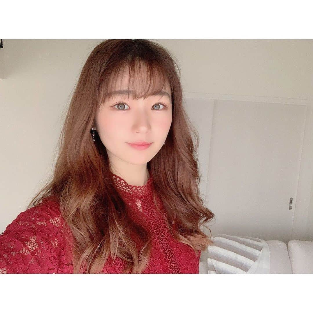 長谷川かすみさんのインスタグラム写真 - (長谷川かすみInstagram)「大人っぽい感じにしたくて、ヘアーを外巻きにしてみたよ！いつも内巻きが多いから難しかった😂 そしてカラコンで大人っぽさをプラスしてみた！  カラコンは @glam_karakon のもので、Jill Sanctuary Waffle Whip メープルというカラーです！ 今の髪色にも合っていて、カラコンです！って感じのカラーじゃないので、ナチュラルに盛れていい感じです🙆‍♀️  以前、ブラックのアイライナーとマスカラ使った(4枚目)のですが、その時より今回のブラウンのアイライナーとマスカラの方が馴染みが良くて私は好き💕  今、公式LINEで友達追加したら10%OFFクーポンがもらえるみたいだよ〜🤲  #外巻きヘア #GLAMLENS #GLAM #グラムレンズ #カラコン #グラムカラコン #グラム #通販販売」1月19日 18時47分 - hasegawa_kasumi