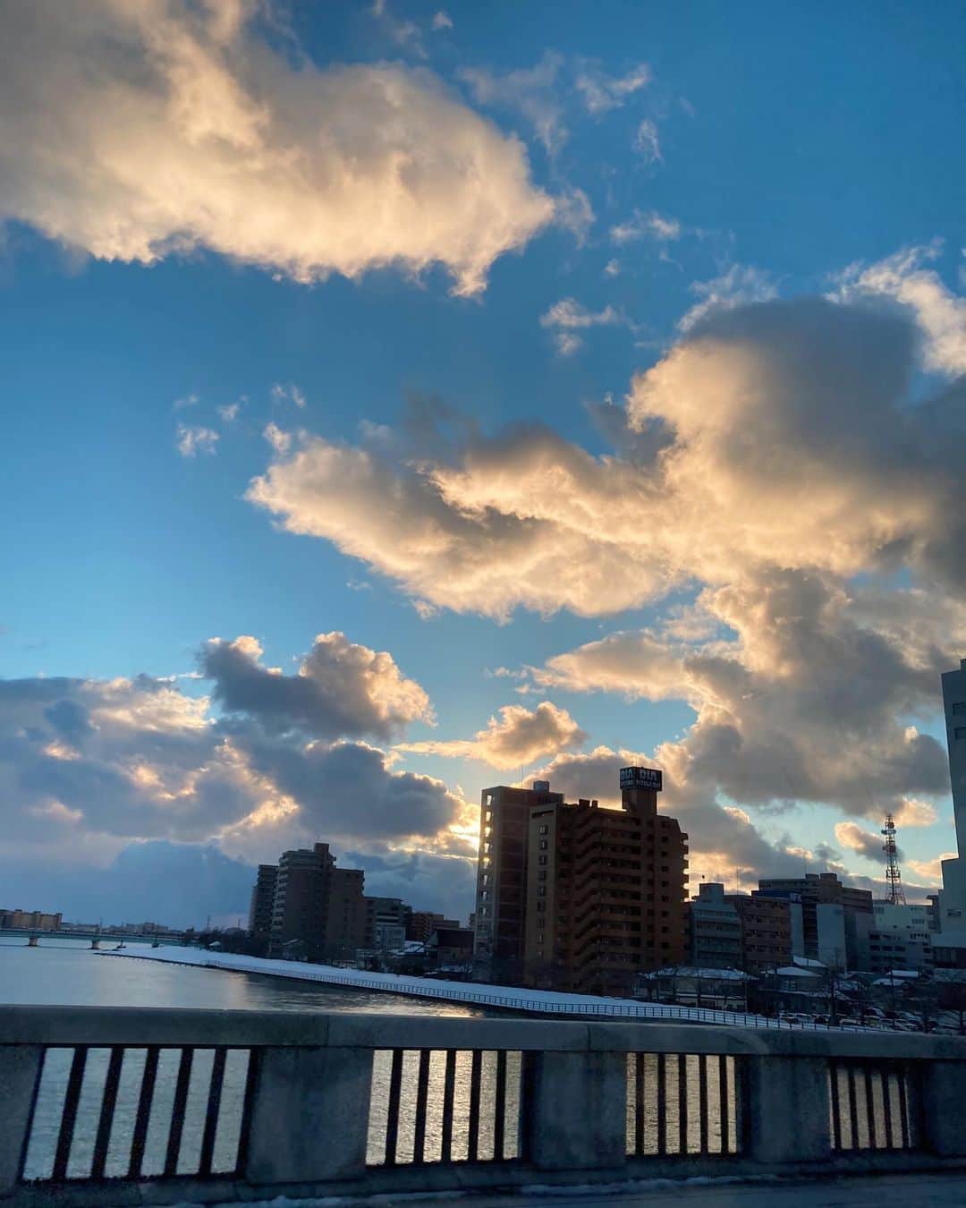 水戸悠夏子さんのインスタグラム写真 - (水戸悠夏子Instagram)「曇り空も好きだけど今時期は毎日それなので、青空が見えただけでラッキー！となる。」1月19日 18時58分 - mitoyukako