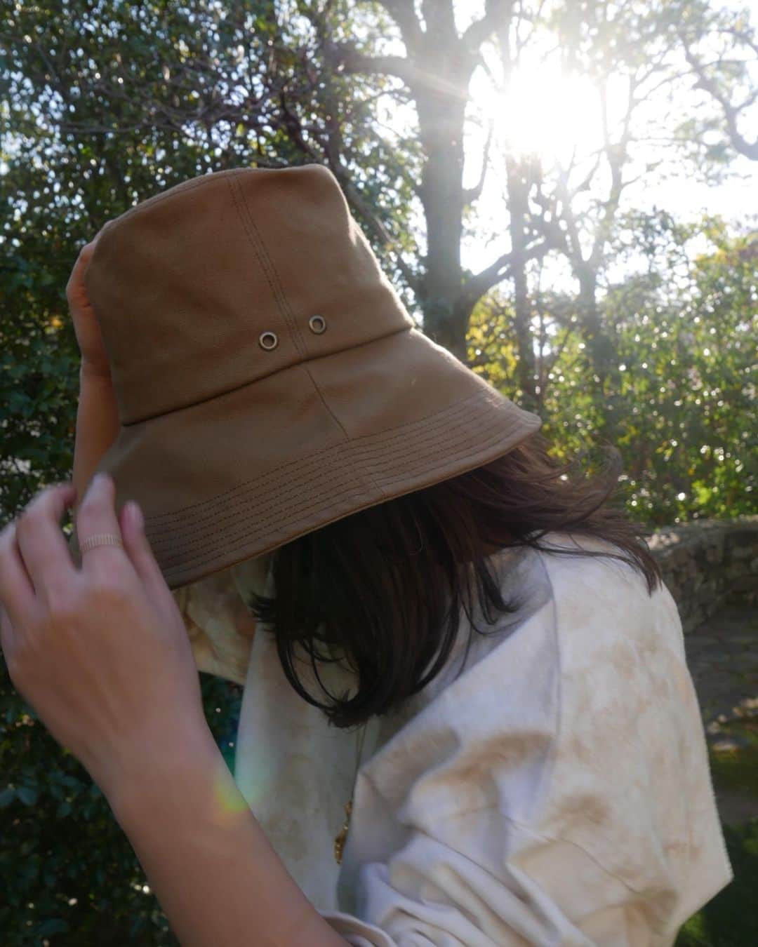 JUNNAさんのインスタグラム写真 - (JUNNAInstagram)「今夜19時より @etretokyo アカウントにて スイムウェアコレクションの ご紹介をライブ配信で行います。  是非ご参加下さい💛  【1月21日発売予約対象アイテム】  🍌バストシェイプベロアスイムウェア 🍌バストシェイプラメスイムウェア 🍌ナローストラップアメスリスイムウェア 🍌デタッチストラップバンドゥスイムウェア  ＆  🍏ドルマンカシュクールミディラッシュガード 🍏フレアタンクラッシュガード 🍏オープンバックラッシュガード 🍏アクアショートパンツ  ＆  marihoja × ETRÉ TOKYO  🍋pattern soft capeline  🍋blade down bucket hat 🍋high crown oxford bucket hat  🍋paper braid down brim hat 🍋nep hair band  #ETRE水着  #2021ETRE_ss   #etretokyo #junna🧜‍♀️ #水着#ラッシュガード#ハット#帽子 #2021 #2021ss#ベージュ#カジュアル#背中#モノトーン#ブラック #スキンケア#ピクニック #キャンプ#レジャー #YouTube#春#ストレッチ #海#プール#夏服#156cm#swim #swimwear#ミディアムヘア」1月19日 18時51分 - junna