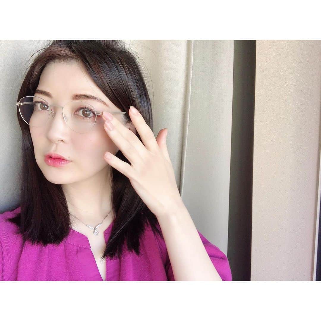 永末まゆのインスタグラム：「仕事の資料の準備用に写真撮ってて、髪の毛の色がメッシュみたいになってるのに気づいた🙄😳  実は地毛が明るいから、いつも黒くしてもらってるのー🍃普通の人は根本が暗いプリンになるけど、私は逆プリン状態っ🙄  コロナ禍になってから1回しかヘアサロン行けてないー。果たしてヘアサロンに行ける日が来るのか☺️✨  ・ ・ ・ #ヘアカラー #ドイツ眼鏡 #mykita #めがね女子 #髪切りたい #カラーしたい #自粛がんばろう」