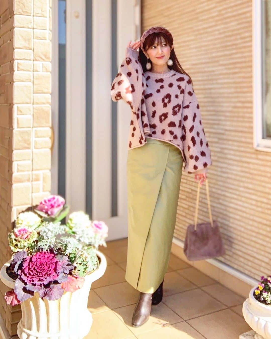 のインスタグラム：「🍀*゜ 写真のサイズ迷子 統一感ないギャラリーですみません‪w  昨日の全身コーデ @grl_official でGETしたレオパニット🐆✨ ボリュームあるぽわ〜ん袖がカワイイ♡ オーバーサイズだから ヒートテック2枚重ねで仕込んでも余裕‪👍 ゼブラ柄もあったよ🦓✨ . . 今日は冷えるから お風呂にゆっくり入りたいな🛀💜💕☁️ . いつも見て下さる方 ありがとうございます😌🙏💓 ･ ｡ 　⭐∴｡　 　　🌟ﾟ･｡  ﾟ💫｡   ✨🌟 💫 　  ･ﾟ⭐｡･  　　　　⭐✨｡·  ⭐･｡🌟･｡✨🌟  ✨🌟  ･ﾟ💫✨°  🌟 ﾟ･｡ 💫 ｡ 　　　　　ﾟ⭐｡ﾟ✨ 🌟 . knit／ @grl_official [an952] boots／ @grl_official [gd1172] skirt／ @boujeloud_official  . .  #grl #グレイル #プチプラコーデ #プチプラファッション#プチプラ高見えコーデ #高見えコーデ #シンプルコーデ #シンプルファッション#きれいめコーデ #きれいめファッション #きれいめカジュアル #大人カジュアル#カジュアルコーデ #ニット #ニットコーデ #レオパード #レオパ #ヒョウ柄#40代ファッション #40代コーデ #大人可愛い#大人女子#韓国ファッション #ポートレート #おしゃれさんと繋がりたい #お洒落さんと繋がりたい ✩ ⋆ ✩ ⋆ ✩ ⋆ ✩ ⋆ ✩﻿ ⋆ ✩ ⋆ ✩﻿」