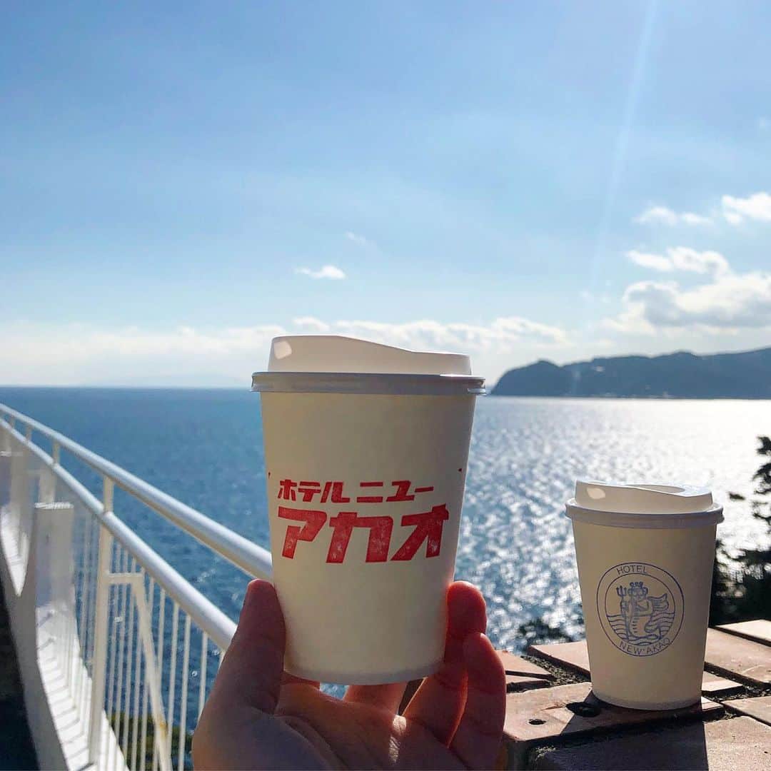 ホテルニューアカオ　熱海温泉＆リゾートのインスタグラム：「・ このカップは15F#サロンド錦鱗　でお飲み物のおもてなしの時間にお渡ししている紙カップです🥤 オリジナルのロゴのカップは持ち運びできるので外であったかいコーヒー☕️を淹れてまったりするのも密を避けられるおすすめのホテルの過ごし方です✨ カップのデザインは１枚目の２種類です✌️ 昨日投稿したポセイドンのデザインも可愛いですよ🧜‍♂️」