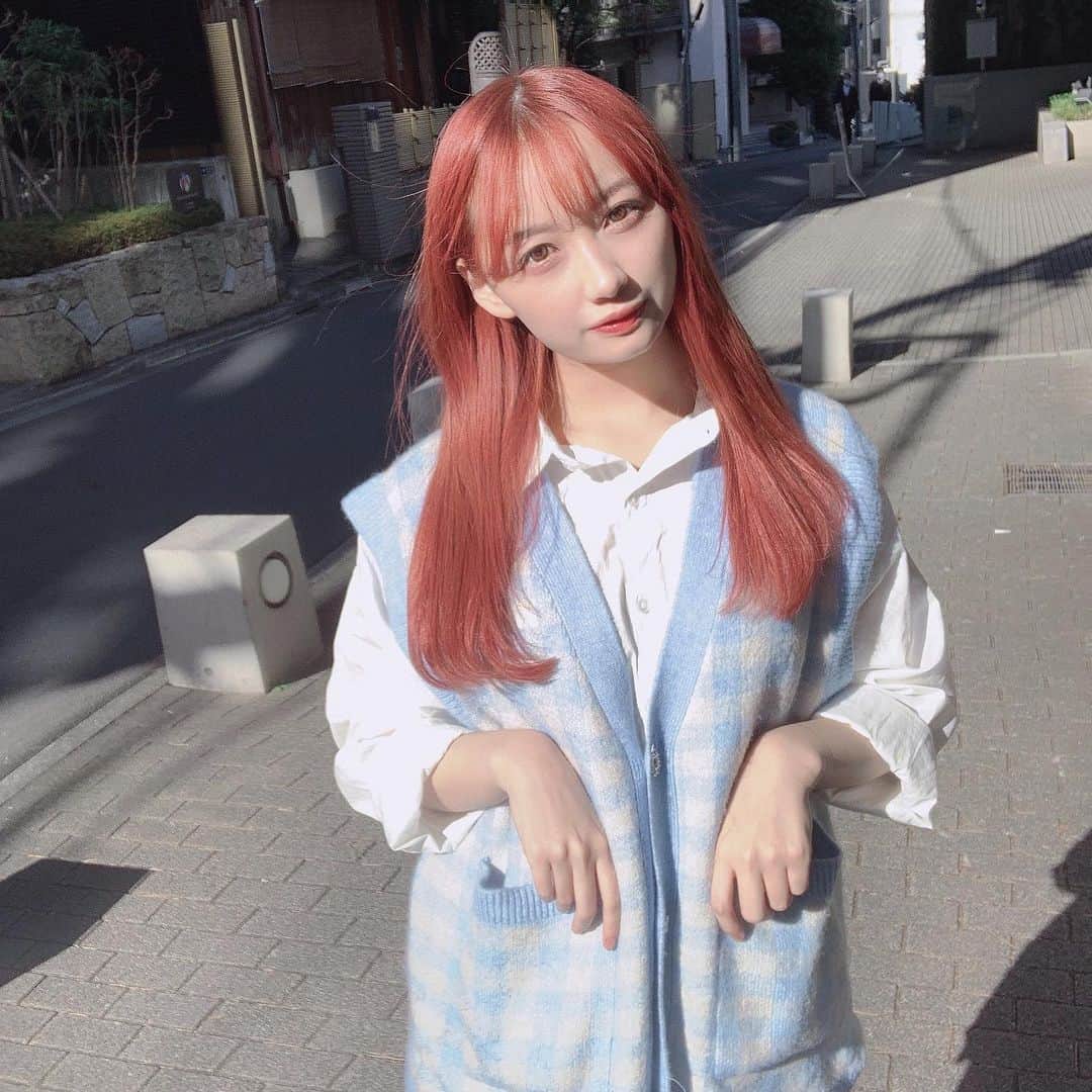 白川れなのインスタグラム：「光合成してます🌞﻿ ﻿ ﻿ ﻿ ﻿  ﻿ ﻿ ﻿ ﻿ ﻿ ﻿ #ピンクカラー #ピンクベージュ#pink #hairstyle #haircolor # #daily #daily_photo_jpn #socialdistancing #makeup #美容学生 #メイク #lilac #バンド#portrait #좋아요 #소통 #팔로우 #팔로미 #오오티디 #데일리룩 #패션 #뷰티스타그램 #메이크업 #셀카 #赞 #粉我 #我的最愛 #韓国ヘア」