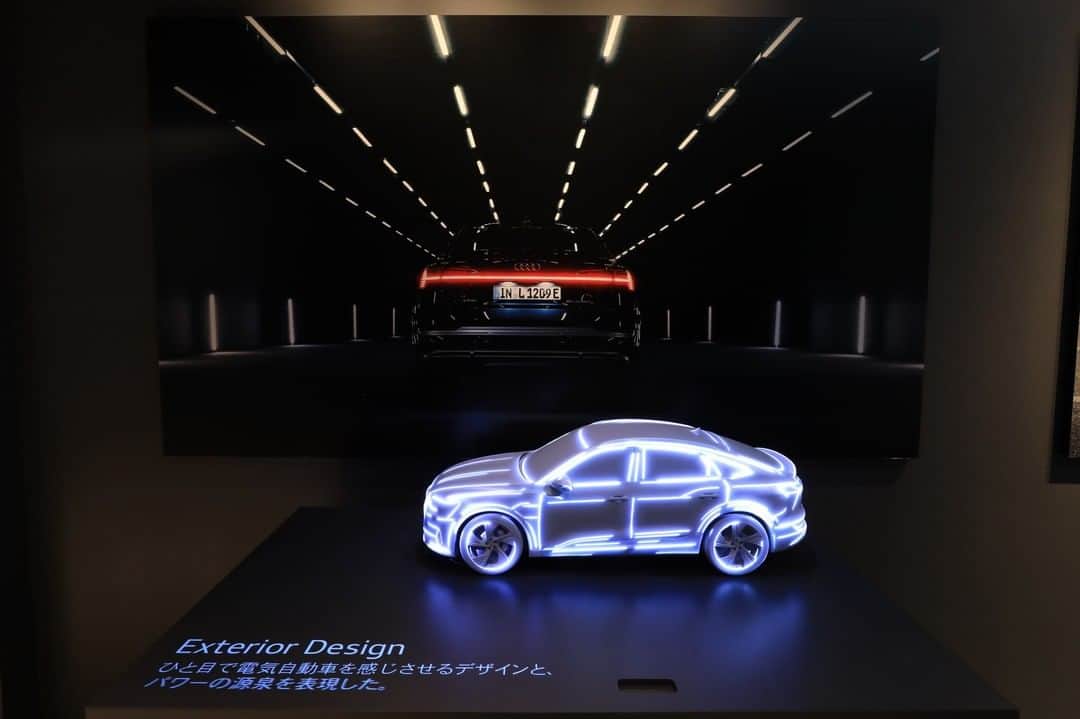 アウディ ジャパンさんのインスタグラム写真 - (アウディ ジャパンInstagram)「Audi House of Progress Tokyoでは最新のテクノロジーを活用した、様々なデジタルコンテンツを用意。 Audiブランドの歴史や哲学を、タッチレスのインターフェイスでご体感いただくことが可能です。  #Audi #Audijapan #FutureIsAnAttitude #アウディ #carwithoutlimits #carsofinstagram #Audiworld #Audigenic #車好きな人と繋がりたい」1月19日 19時00分 - audijapan